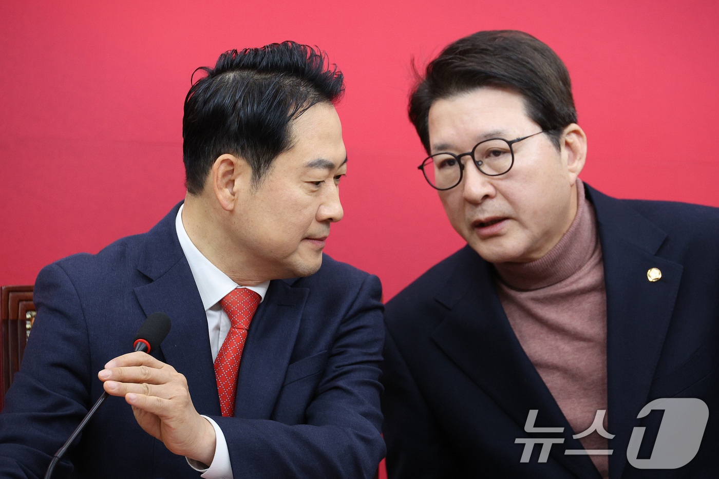 (서울=뉴스1) 신웅수 기자 = 장동혁 국민의힘 대표와 신동욱 최고위원이 15일 서울 여의도 국회에서 열린 최고위원회의에서 대화하고 있다. 2026.1.15/뉴스1
