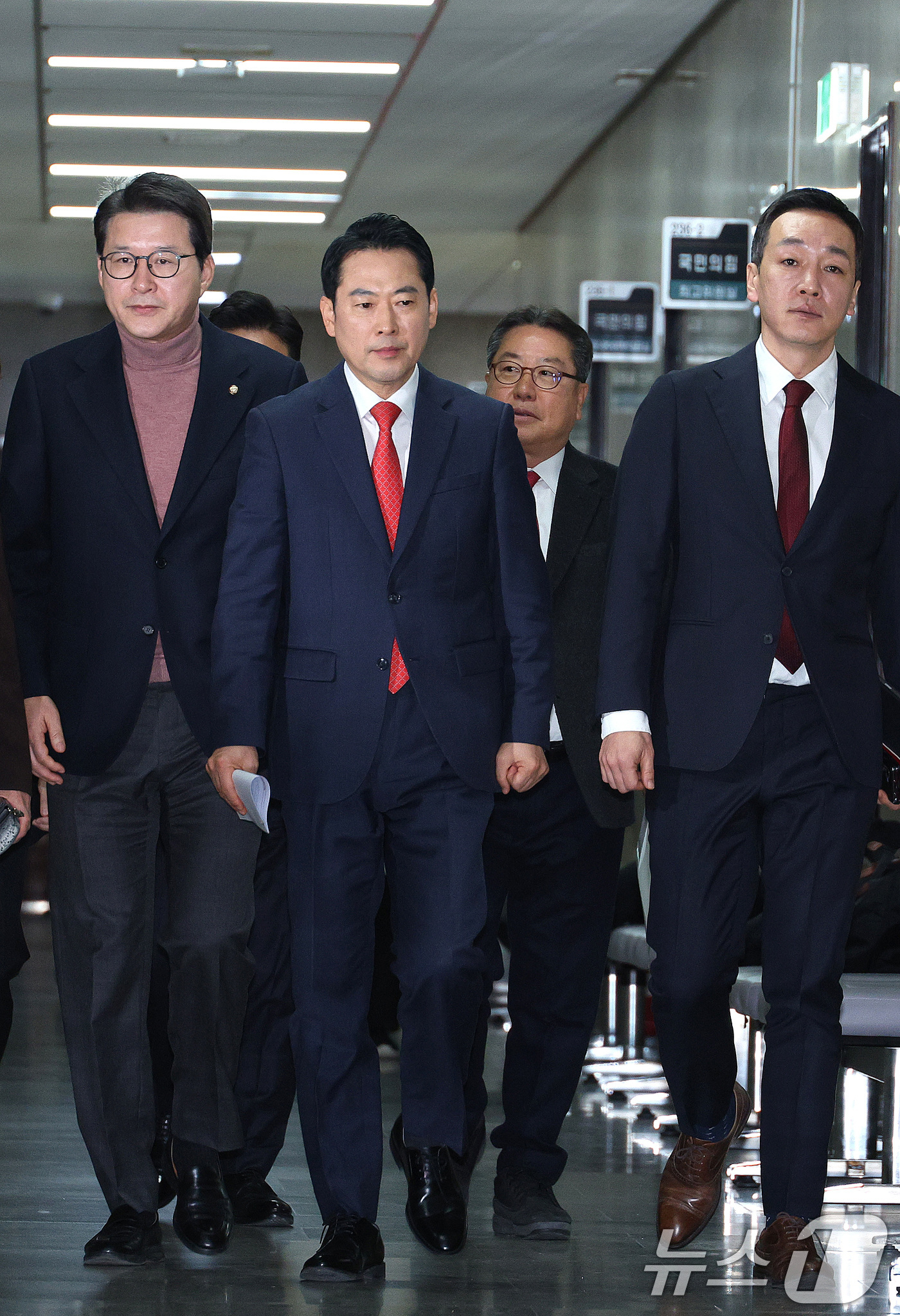 (서울=뉴스1) 신웅수 기자 = 장동혁 국민의힘 대표가 15일 서울 여의도 국회에서 열린 최고위원회의에 참석하고 있다. 2026.1.15/뉴스1