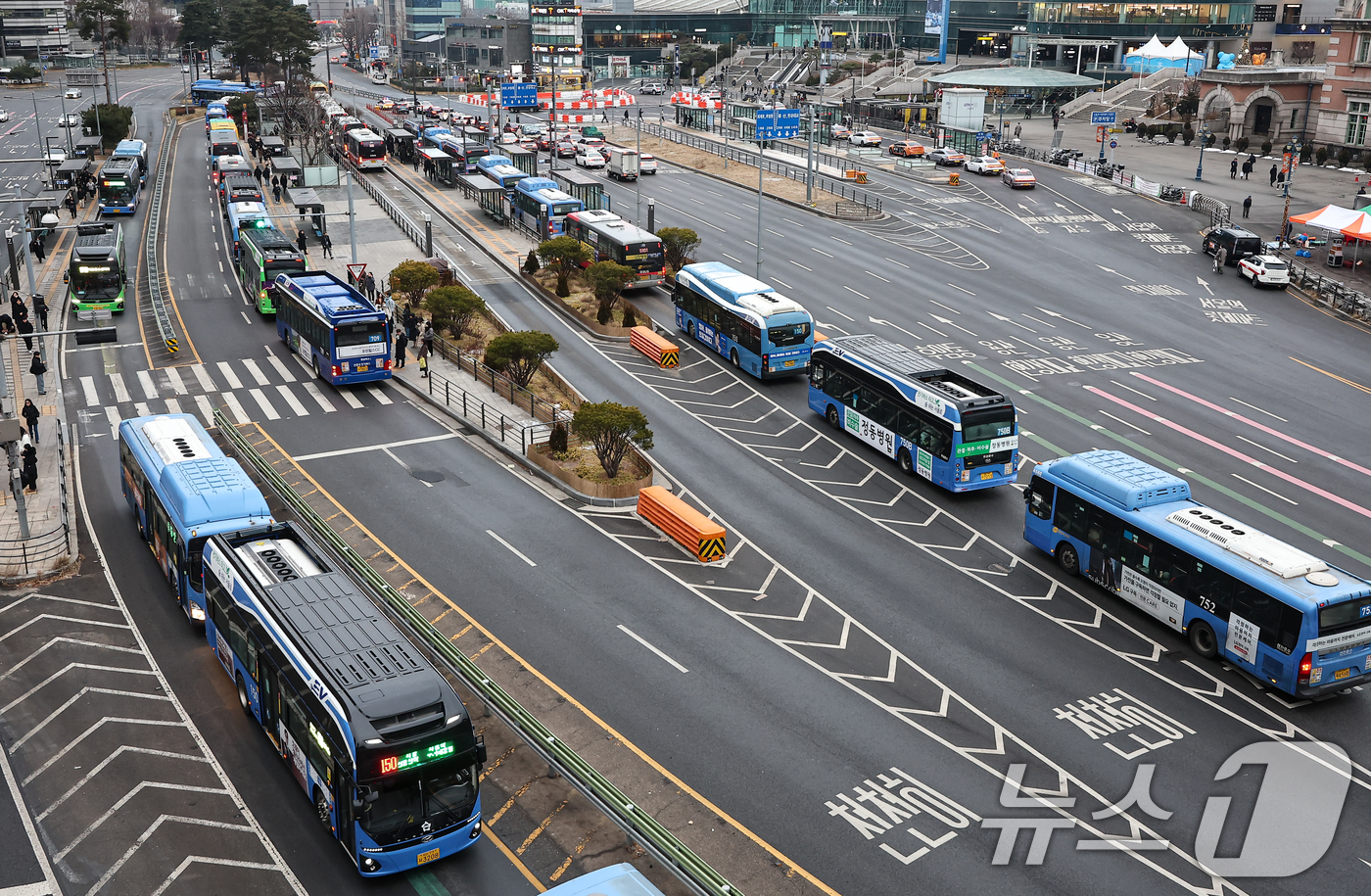 (서울=뉴스1) 김도우 기자 = 서울 시내버스 노사 간 임금 협상 합의와 파업이 철회된 15일 서울역 버스환승센터에 시내 버스가 오가고 있다. 2026.1.15/뉴스1