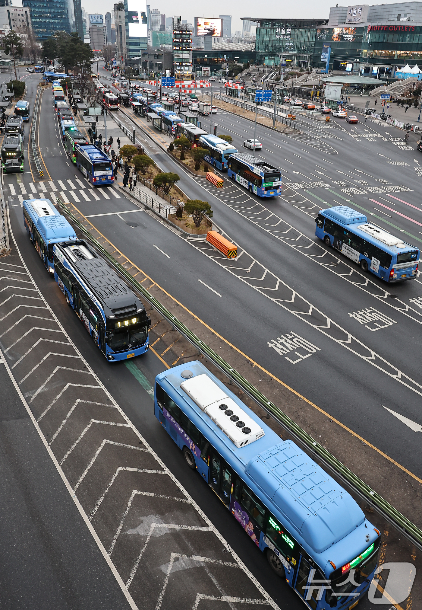 (서울=뉴스1) 김도우 기자 = 서울 시내버스 노사 간 임금 협상 합의와 파업이 철회된 15일 서울역 버스환승센터에 시내 버스가 오가고 있다. 2026.1.15/뉴스1