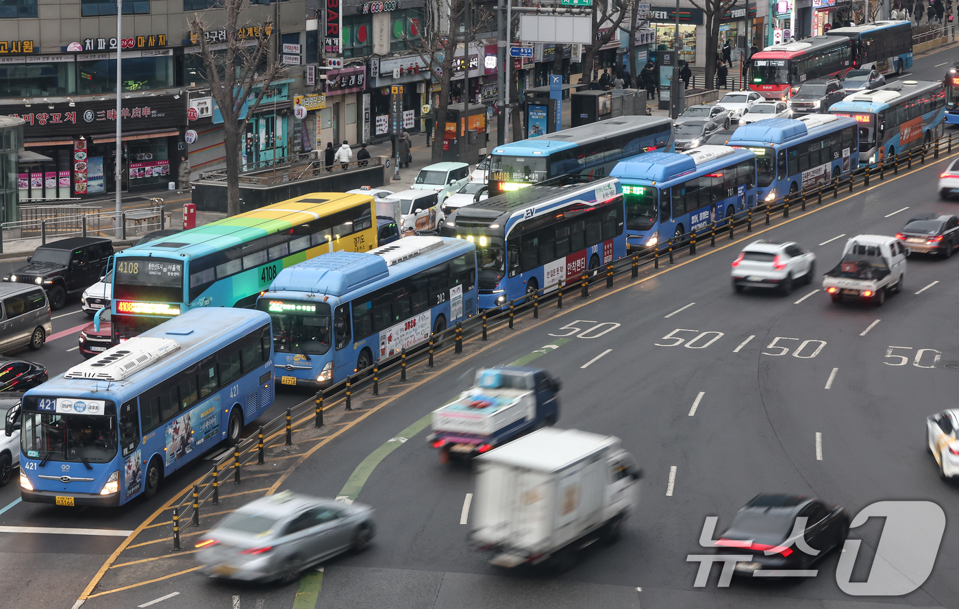 (서울=뉴스1) 김도우 기자 = 서울 시내버스 노사 간 임금 협상 합의와 파업이 철회된 15일 서울역 버스환승센터에 시내 버스가 오가고 있다. 2026.1.15/뉴스1