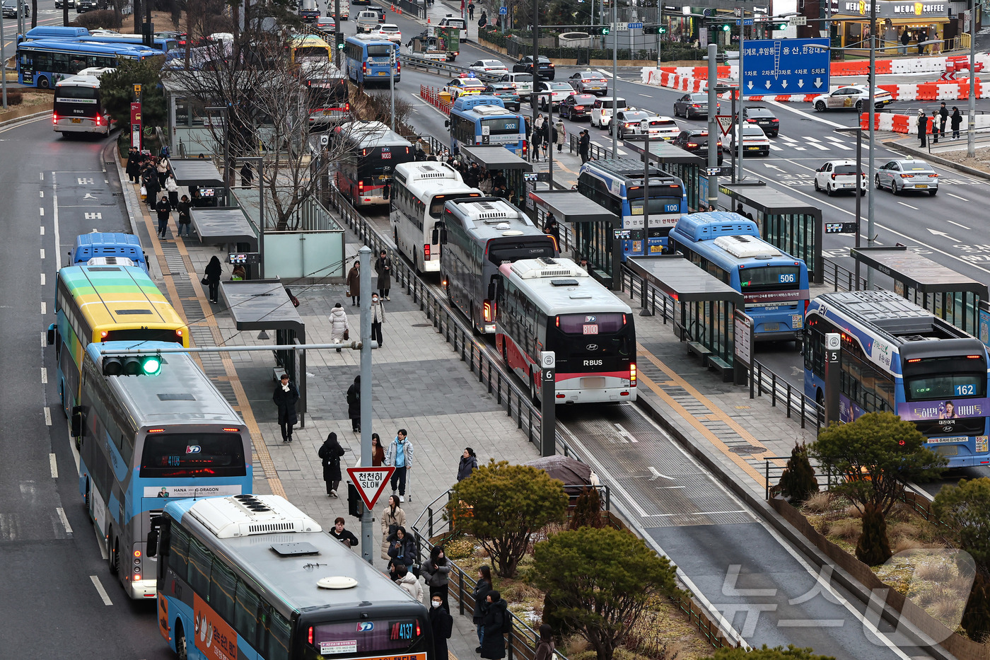 (서울=뉴스1) 김도우 기자 = 서울 시내버스 노사 간 임금 협상 합의와 파업이 철회된 15일 서울역 버스환승센터에 시내 버스가 오가고 있다. 2026.1.15/뉴스1