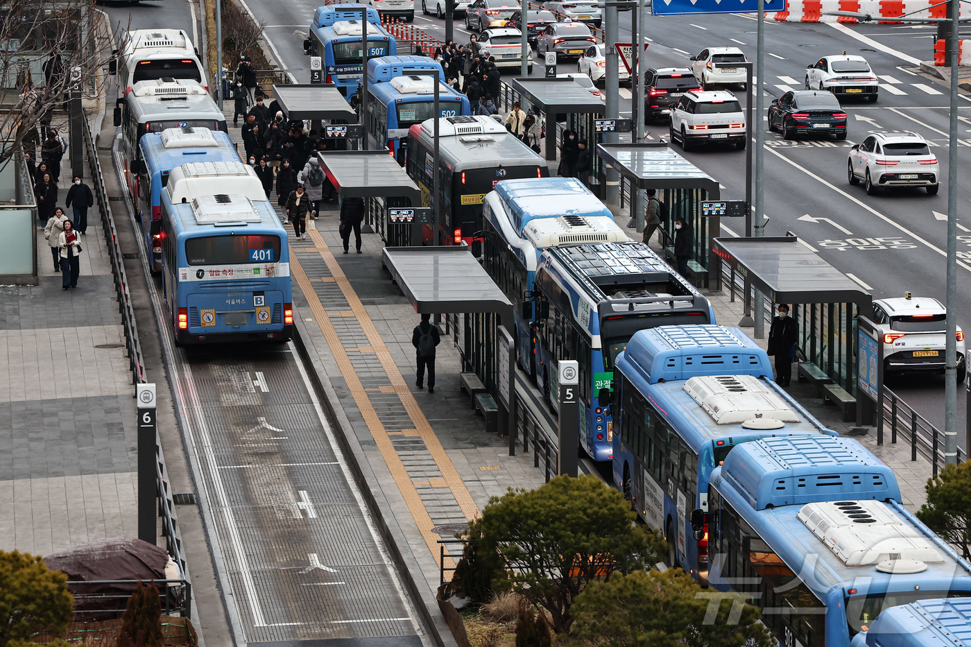 (서울=뉴스1) 김도우 기자 = 서울 시내버스 노사 간 임금 협상 합의와 파업이 철회된 15일 서울역 버스환승센터에 시내 버스가 오가고 있다. 2026.1.15/뉴스1