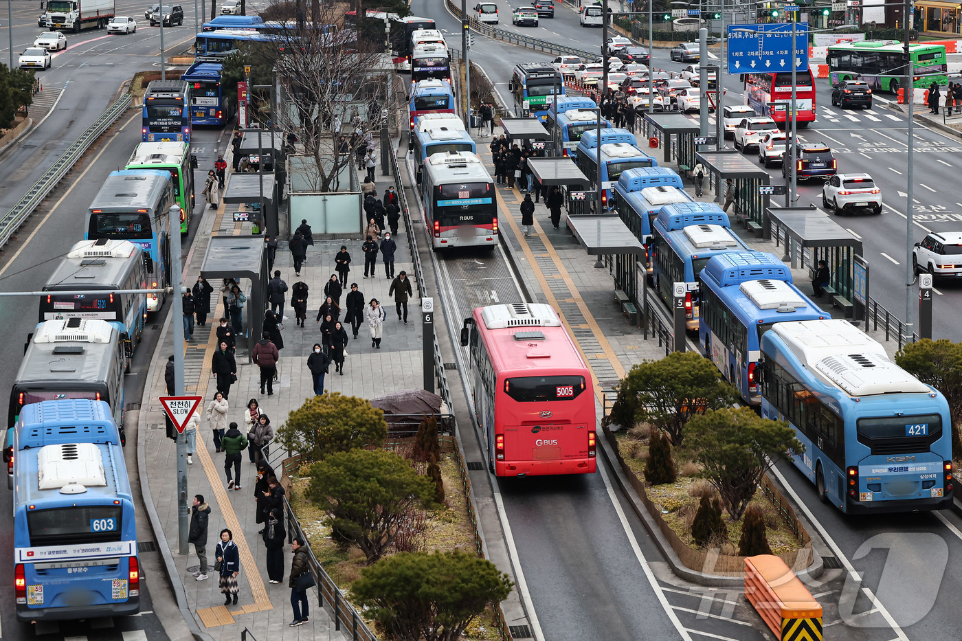 (서울=뉴스1) 김도우 기자 = 서울 시내버스 노사 간 임금 협상 합의와 파업이 철회된 15일 서울역 버스환승센터에 시내 버스가 오가고 있다. 2026.1.15/뉴스1
