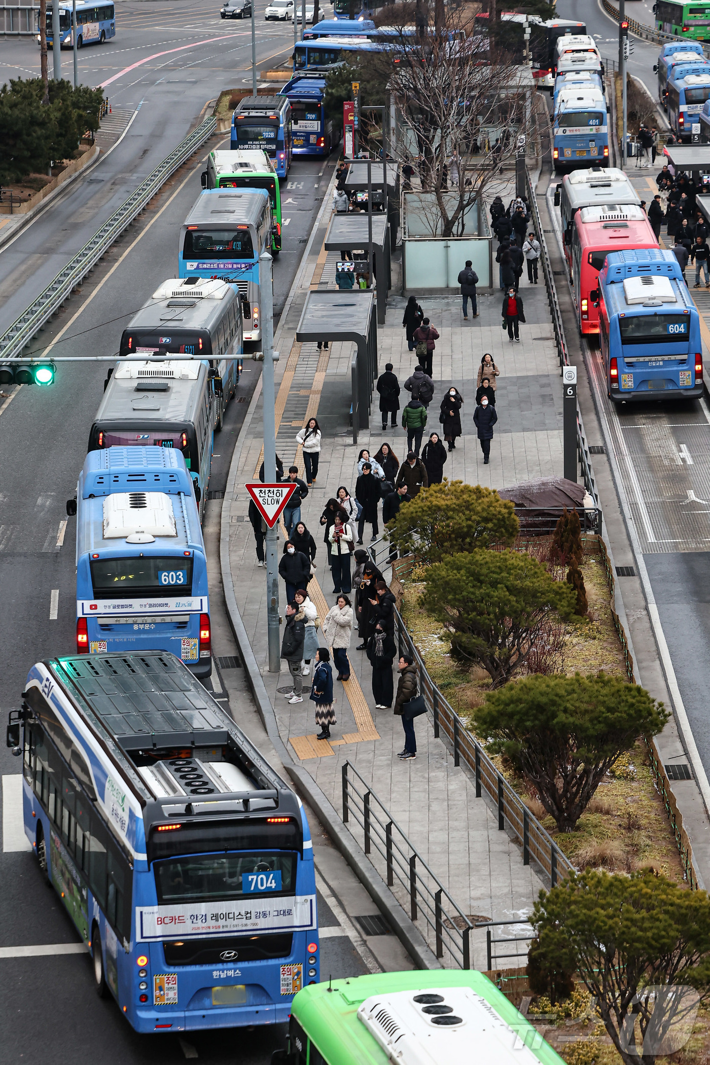 (서울=뉴스1) 김도우 기자 = 서울 시내버스 노사 간 임금 협상 합의와 파업이 철회된 15일 서울역 버스환승센터에 시내 버스가 오가고 있다. 2026.1.15/뉴스1
