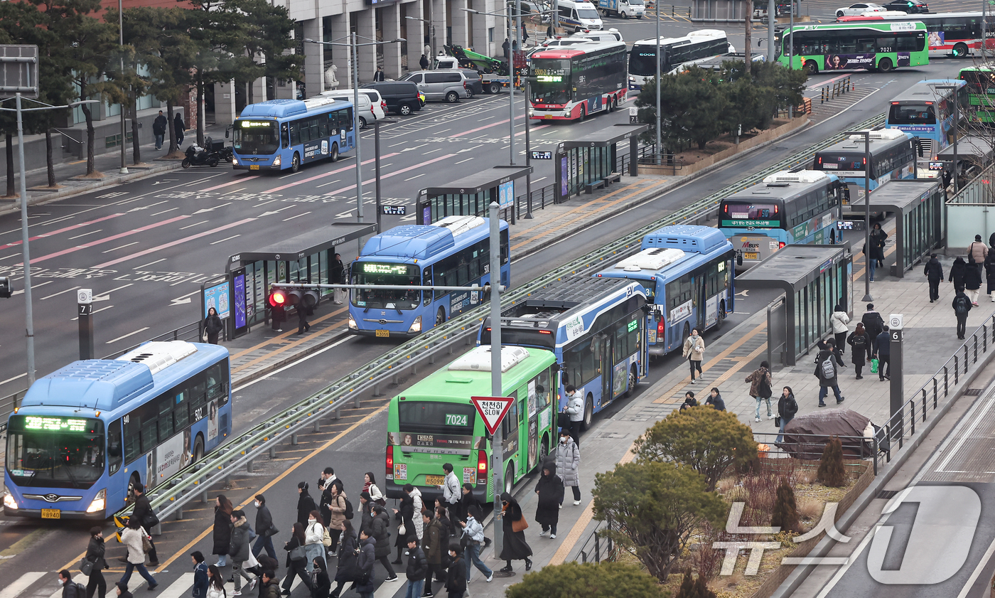 (서울=뉴스1) 김도우 기자 = 서울 시내버스 노사 간 임금 협상 합의와 파업이 철회된 15일 서울역 버스환승센터에 시내 버스가 오가고 있다. 2026.1.15/뉴스1