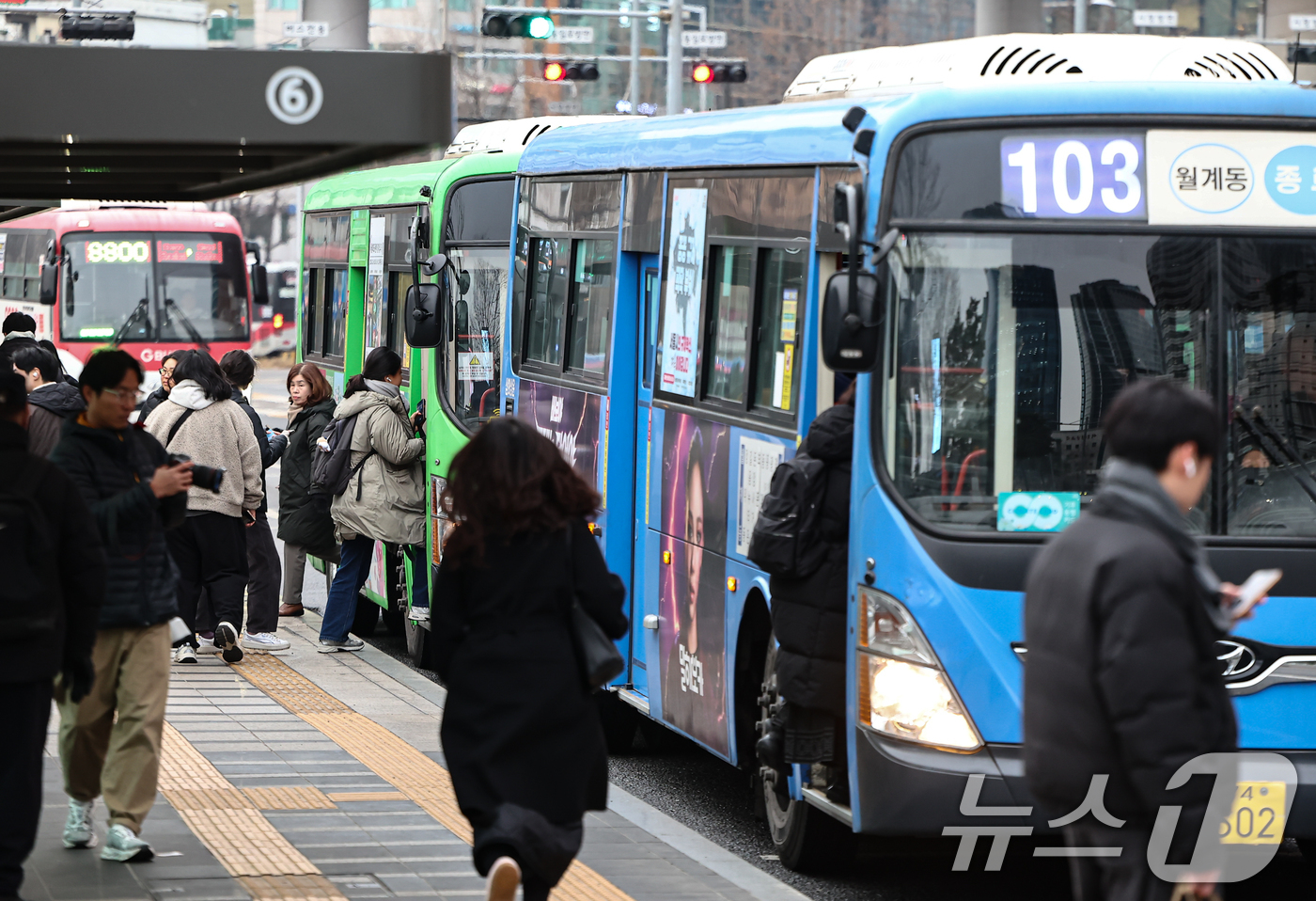 (서울=뉴스1) 김도우 기자 = 서울 시내버스 노사 간 임금 협상 합의와 파업이 철회된 15일 서울역 버스환승센터에서 시민들이 시내 버스를 이용하고 있다. 2026.1.15/뉴스1 …
