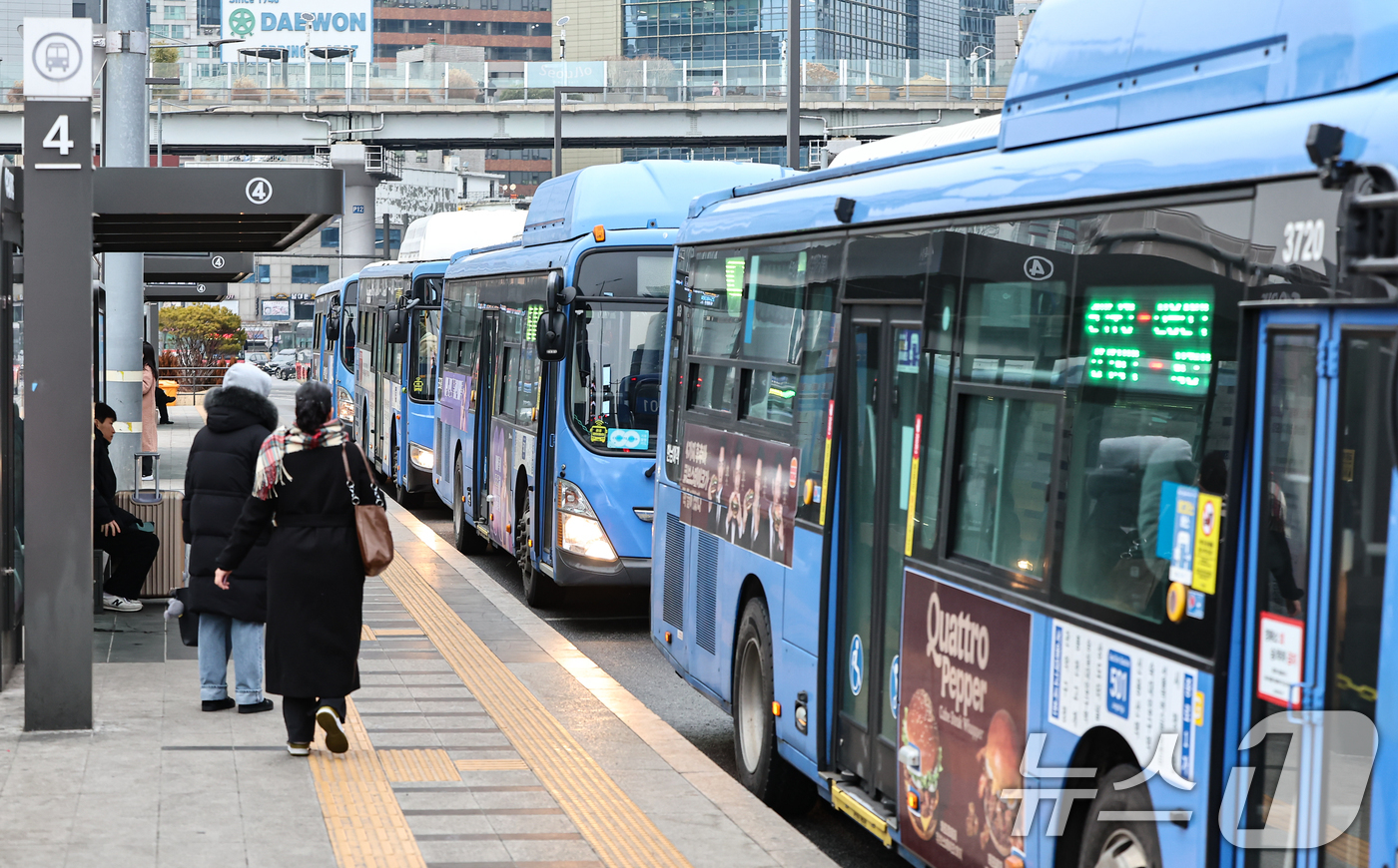 (서울=뉴스1) 김도우 기자 = 서울 시내버스 노사 간 임금 협상 합의와 파업이 철회된 15일 서울역 버스환승센터에서 시민들이 시내 버스를 이용하고 있다. 2026.1.15/뉴스1 …