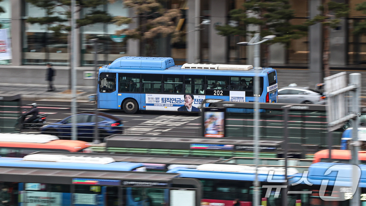 (서울=뉴스1) 김도우 기자 = 서울 시내버스 노사 간 임금 협상 합의와 파업이 철회된 15일 서울역 버스환승센터에 시내 버스가 오가고 있다. 2026.1.15/뉴스1