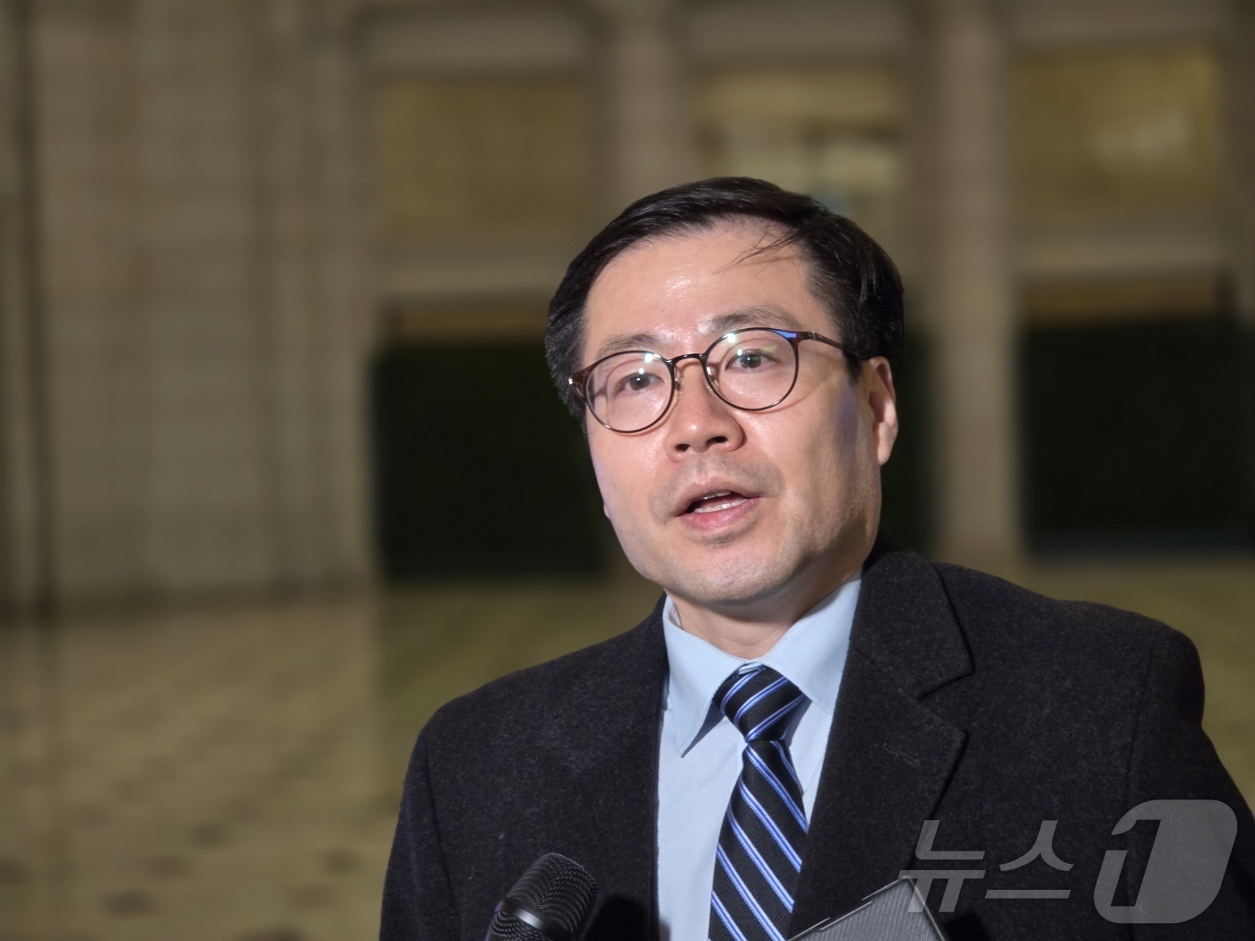 (워싱턴=뉴스1) 류정민 특파원 = 여한구 산업통상자원부 통상교섭본부장이 14일(현지시간) 미국 워싱턴DC 유니온스테이션역에서 한국 기자들과 만나 방미 성과에 대해 밝히고 있다.