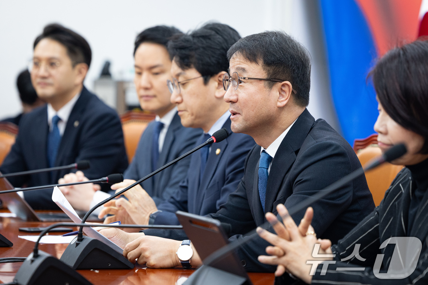 (서울=뉴스1) 유승관 기자 = 한병도 더불어민주당 원내대표가 15일 서울 여의도 국회에서 열린 정책조정회의에서 모두 발언을 하고 있다. 2026.1.15/뉴스1