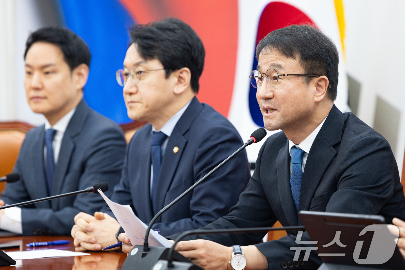 (서울=뉴스1) 유승관 기자 = 한병도 더불어민주당 원내대표가 15일 서울 여의도 국회에서 열린 정책조정회의에서 모두 발언을 하고 있다. 2026.1.15/뉴스1