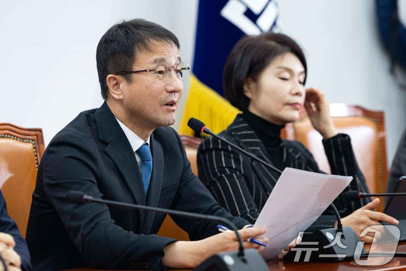 (서울=뉴스1) 유승관 기자 = 한병도 더불어민주당 원내대표가 15일 서울 여의도 국회에서 열린 정책조정회의에서 모두 발언을 하고 있다. 2026.1.15/뉴스1