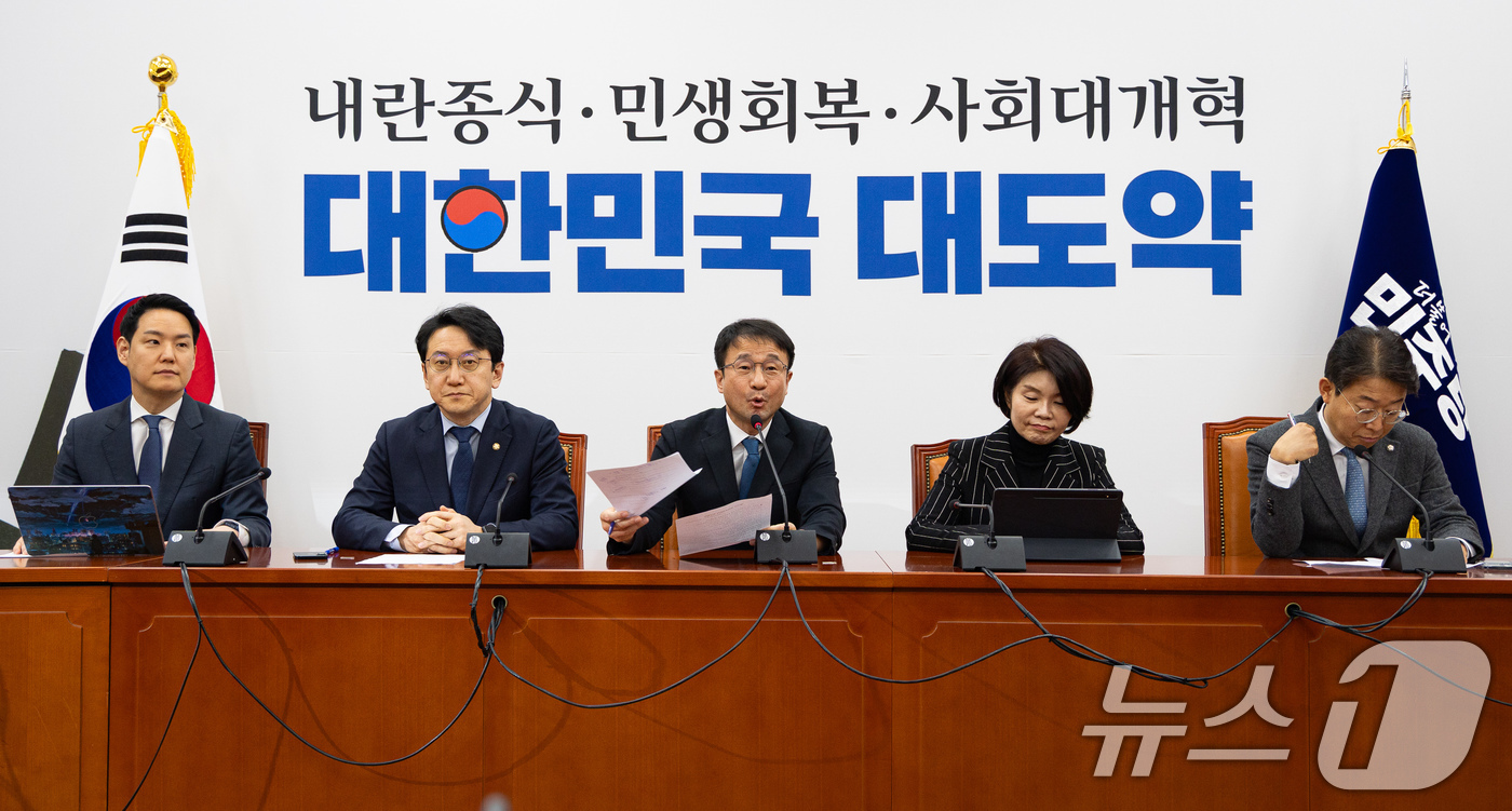 (서울=뉴스1) 유승관 기자 = 한병도 더불어민주당 원내대표가 15일 서울 여의도 국회에서 열린 정책조정회의에서 모두 발언을 하고 있다. 2026.1.15/뉴스1