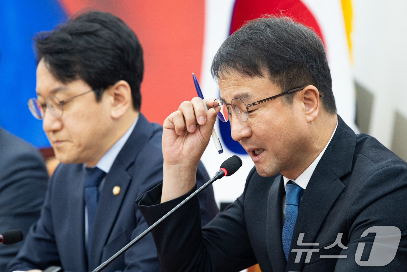 (서울=뉴스1) 유승관 기자 = 한병도 더불어민주당 원내대표가 15일 서울 여의도 국회에서 열린 정책조정회의에서 모두 발언 중 안경을 고쳐 쓰고 있다. 2026.1.15/뉴스1