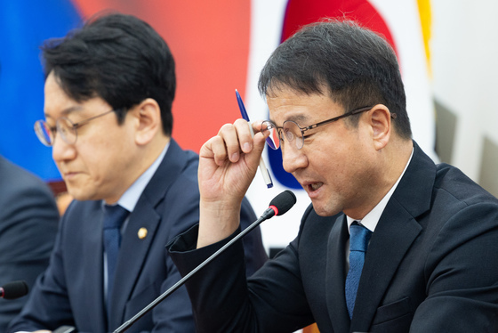 안경 고쳐 쓰는 한병도