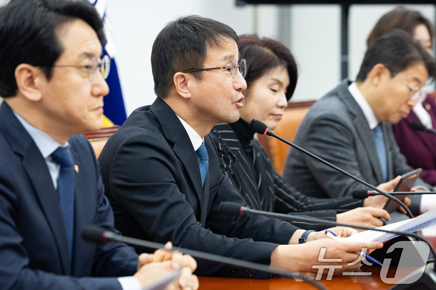 (서울=뉴스1) 유승관 기자 = 한병도 더불어민주당 원내대표가 15일 서울 여의도 국회에서 열린 정책조정회의에서 모두 발언을 하고 있다. 2026.1.15/뉴스1