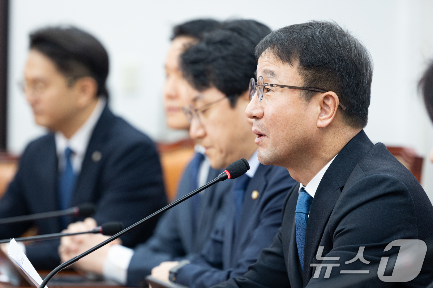 (서울=뉴스1) 유승관 기자 = 한병도 더불어민주당 원내대표가 15일 서울 여의도 국회에서 열린 정책조정회의에서 모두 발언을 하고 있다. 2026.1.15/뉴스1