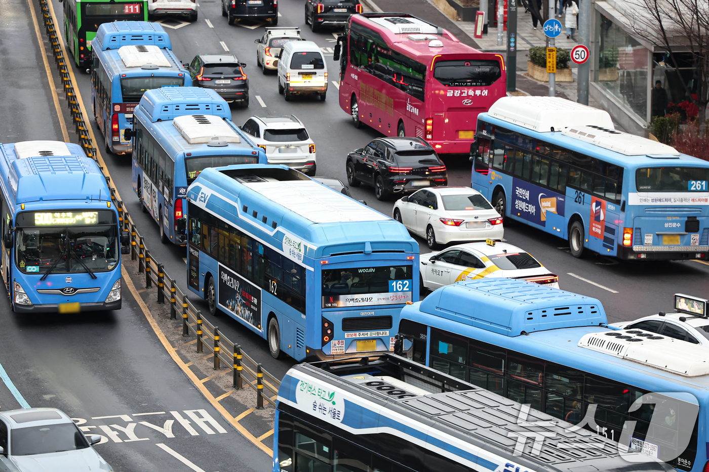 (서울=뉴스1) 김도우 기자 = 서울 시내버스 노사 간 임금 협상 합의와 파업이 철회된 15일 서울역 버스환승센터에 시내 버스가 오가고 있다. 2026.1.15/뉴스1