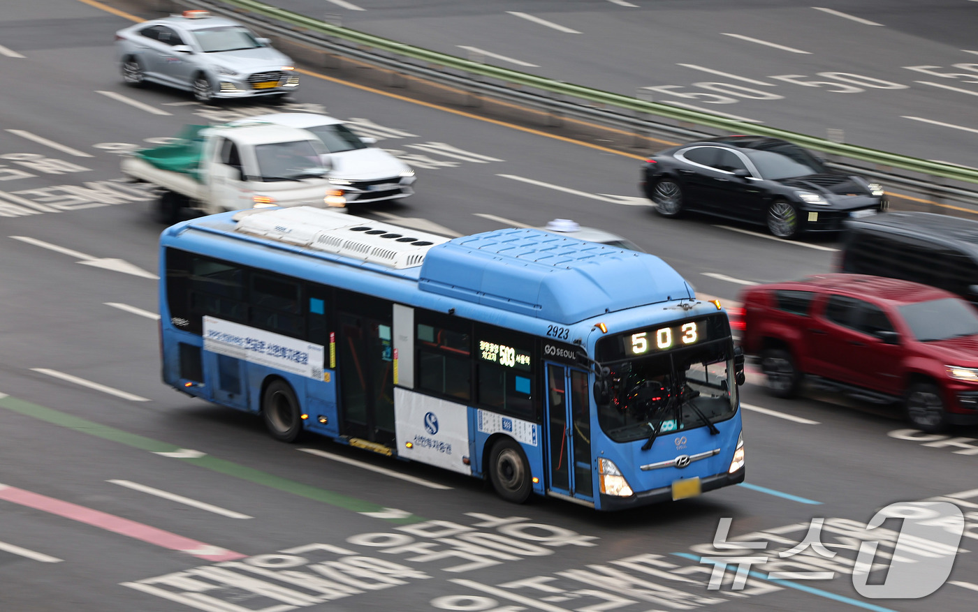 (서울=뉴스1) 김도우 기자 = 서울 시내버스 노사 간 임금 협상 합의와 파업이 철회된 15일 서울역 버스환승센터에 시내 버스가 오가고 있다. 2026.1.15/뉴스1