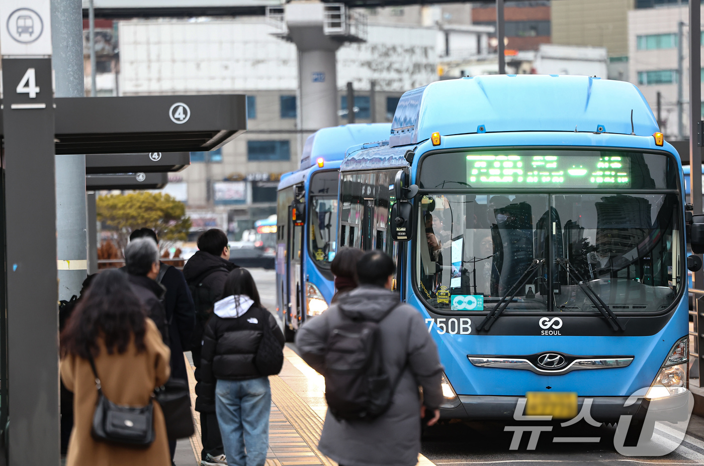 (서울=뉴스1) 김도우 기자 = 서울 시내버스 노사 간 임금 협상 합의와 파업이 철회된 15일 서울역 버스환승센터에 시내 버스가 오가고 있다. 2026.1.15/뉴스1