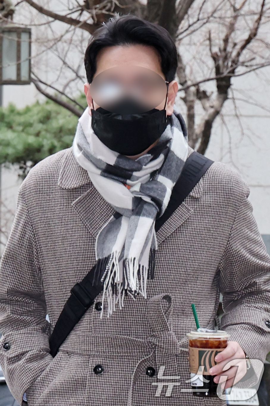 (서울=뉴스1) 안은나 기자 = 김병기 의원을 둘러싼 의혹을 폭로한 것으로 알려진 전직 보좌관이 15일 오전 마포구 서울경찰청 광역수사단 공공범죄수사대에서 참고인 신분으로 경찰 조 …