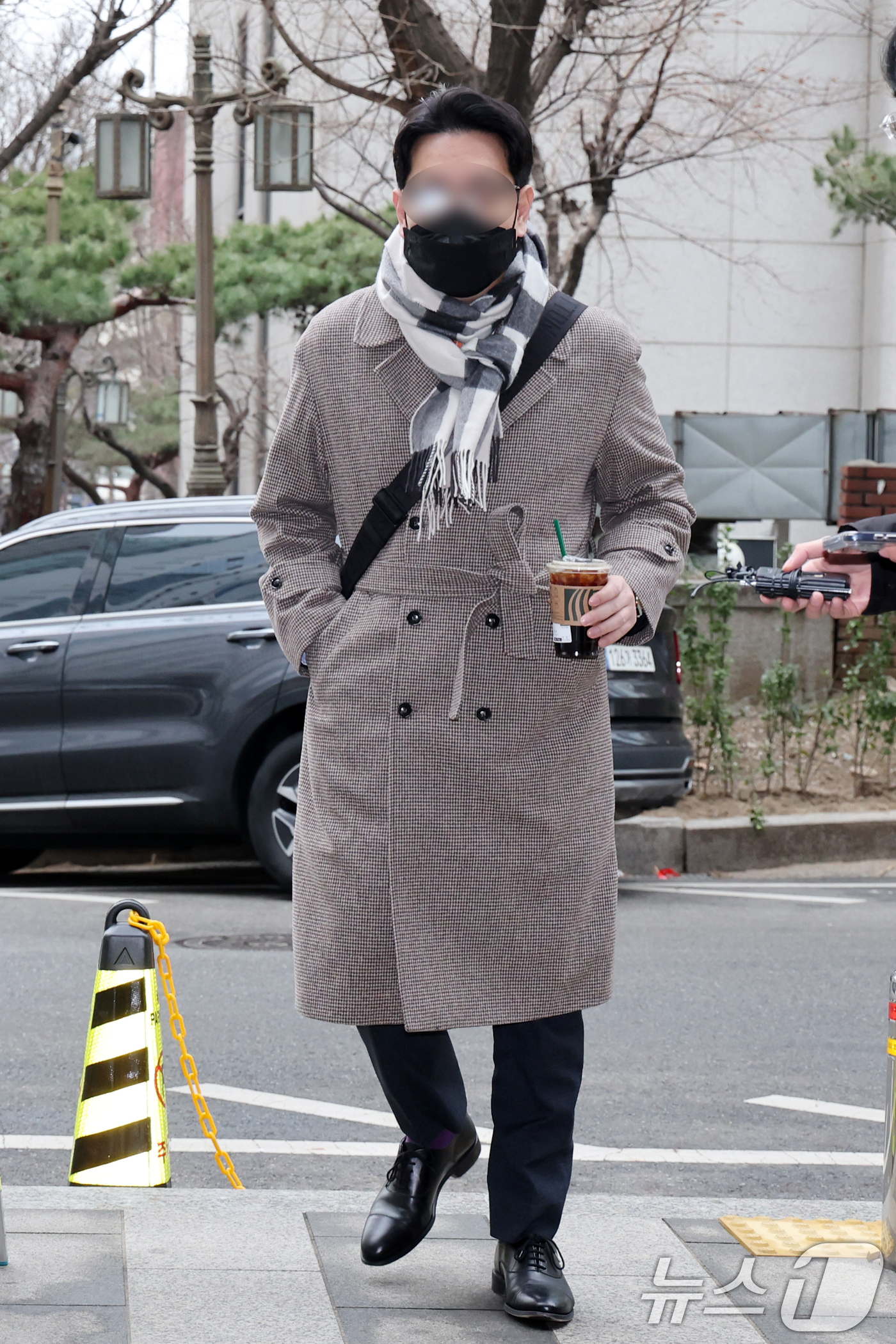 (서울=뉴스1) 안은나 기자 = 김병기 의원을 둘러싼 의혹을 폭로한 것으로 알려진 전직 보좌관이 15일 오전 마포구 서울경찰청 광역수사단 공공범죄수사대에서 참고인 신분으로 경찰 조 …