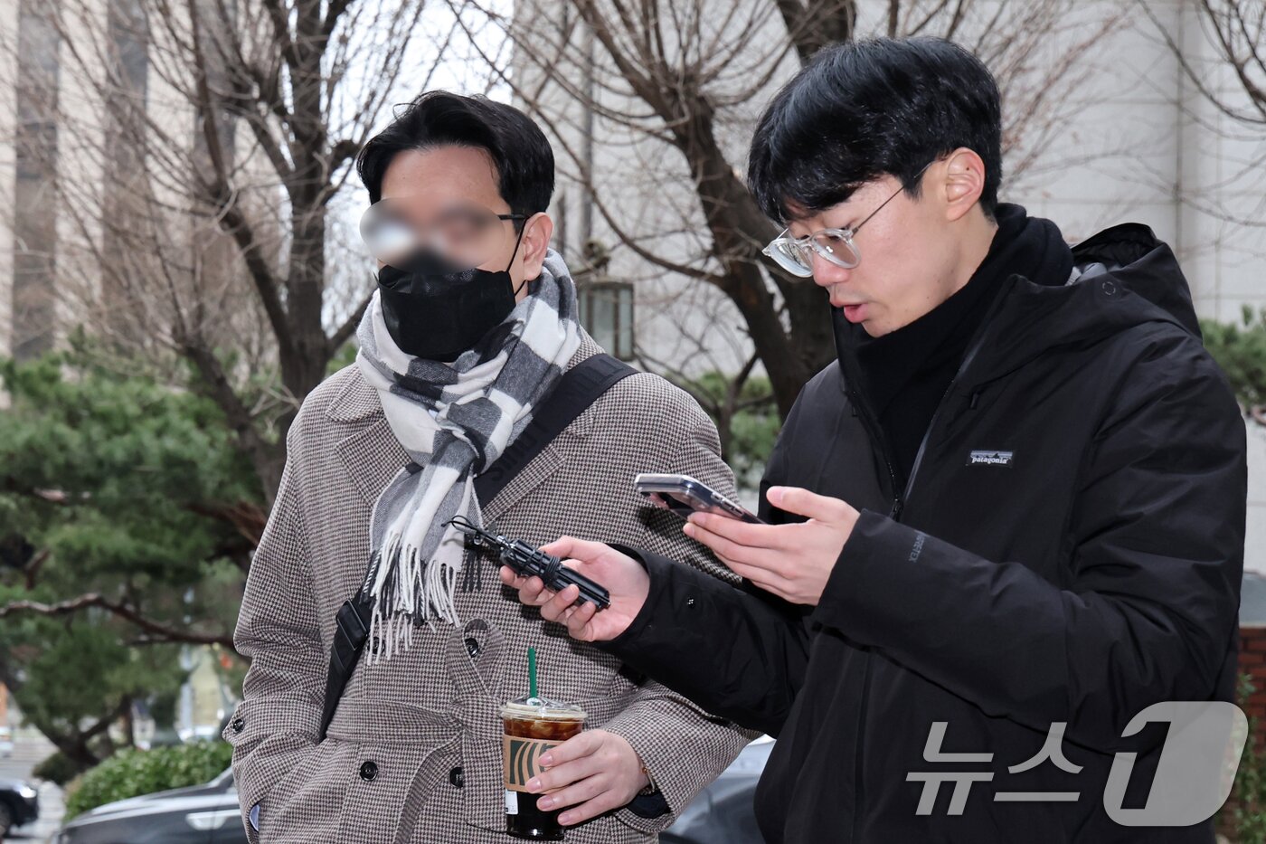 본문 이미지 - 김병기 의원을 둘러싼 의혹을 폭로한 것으로 알려진 전직 보좌관이 15일 오전 마포구 서울경찰청 광역수사단 공공범죄수사대에서 참고인 신분으로 경찰 조사를 받기 위해 출석하고 있다. 2026.1.15/뉴스1 ⓒ News1 안은나 기자