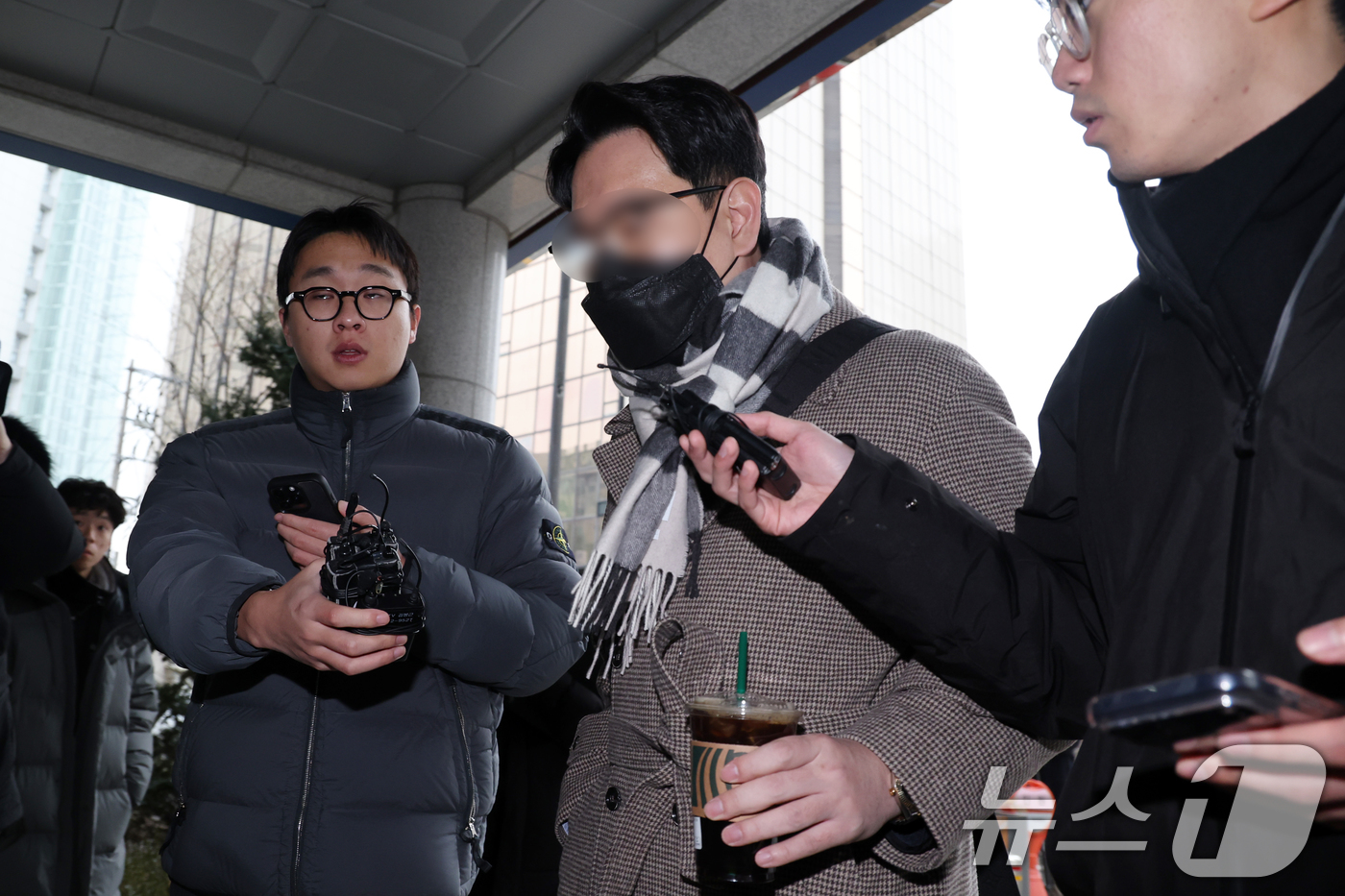 (서울=뉴스1) 안은나 기자 = 김병기 의원을 둘러싼 의혹을 폭로한 것으로 알려진 전직 보좌관이 15일 오전 마포구 서울경찰청 광역수사단 공공범죄수사대에서 참고인 신분으로 경찰 조 …