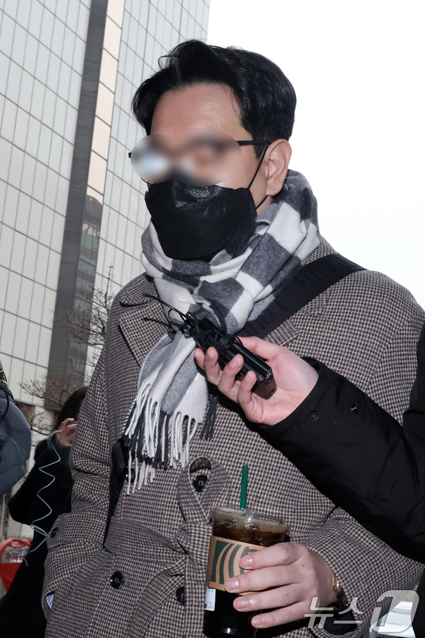 (서울=뉴스1) 안은나 기자 = 김병기 의원을 둘러싼 의혹을 폭로한 것으로 알려진 전직 보좌관이 15일 오전 마포구 서울경찰청 광역수사단 공공범죄수사대에서 참고인 신분으로 경찰 조 …