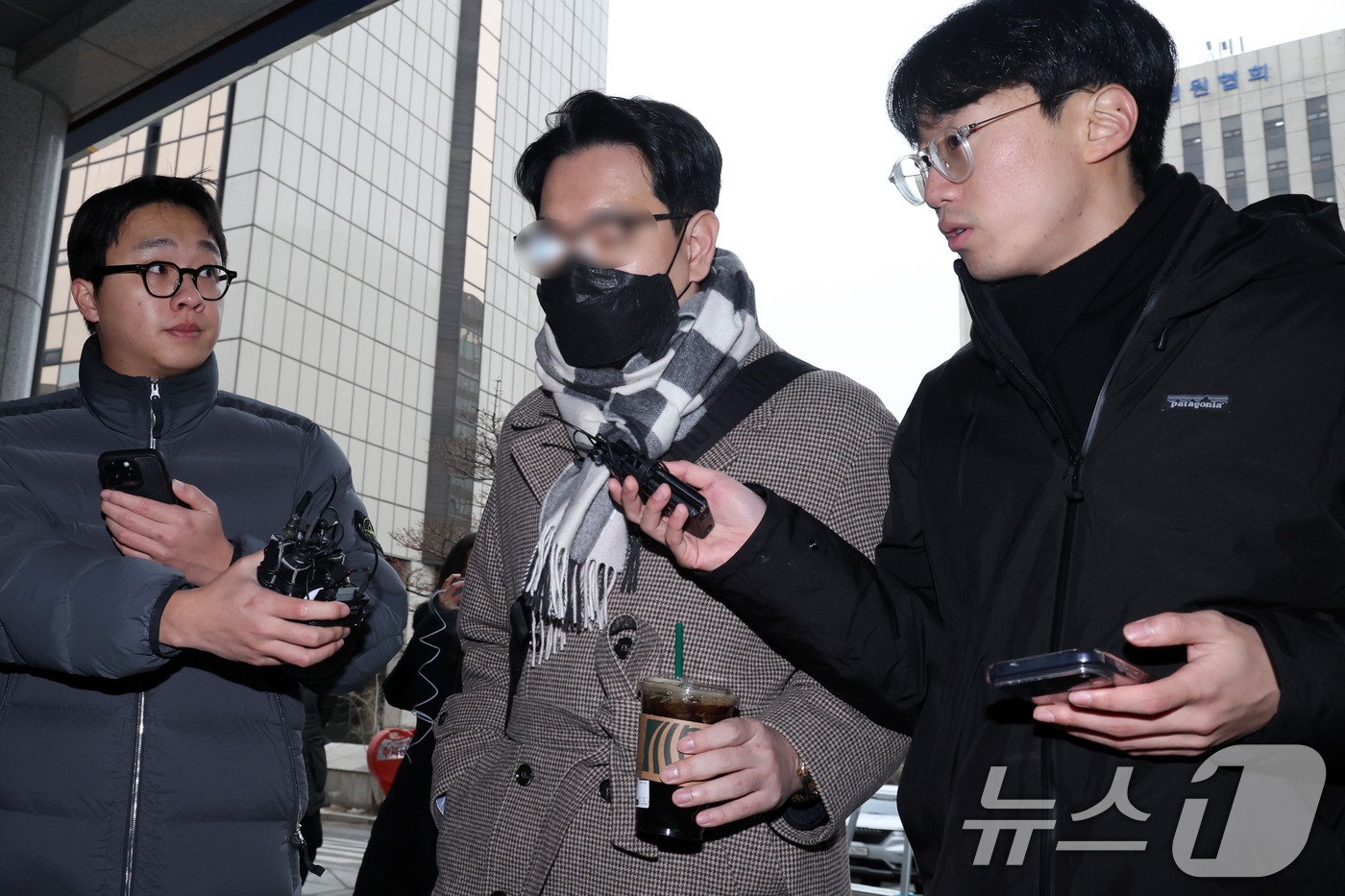 (서울=뉴스1) 안은나 기자 = 김병기 의원을 둘러싼 의혹을 폭로한 것으로 알려진 전직 보좌관이 15일 오전 마포구 서울경찰청 광역수사단 공공범죄수사대에서 참고인 신분으로 경찰 조 …