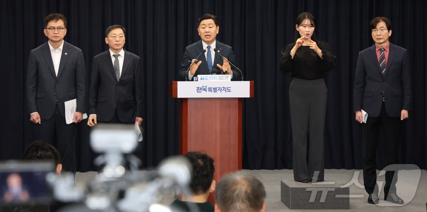 (전주=뉴스1) 유경석 기자 = 김관영 전북특별자치도지사가 15일 전북 전주시 전북특별자치도청에서 완주·전주 통합 및 도정 주요 현안 관련 기자회견을 열고 질의에 답변을 하고 있다 …