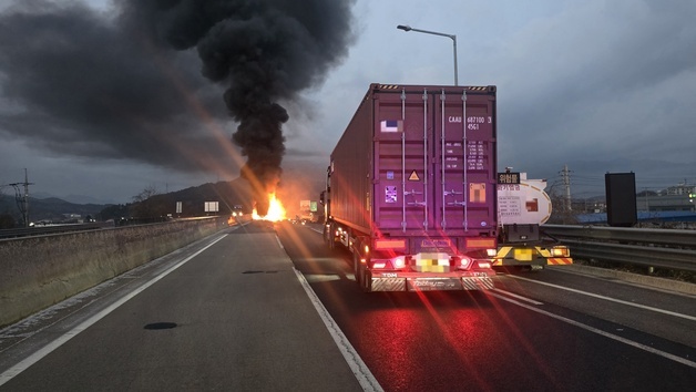 통영대전고속도로 수동졸음센터 인근 차량 화재…운전자 경상(종합)