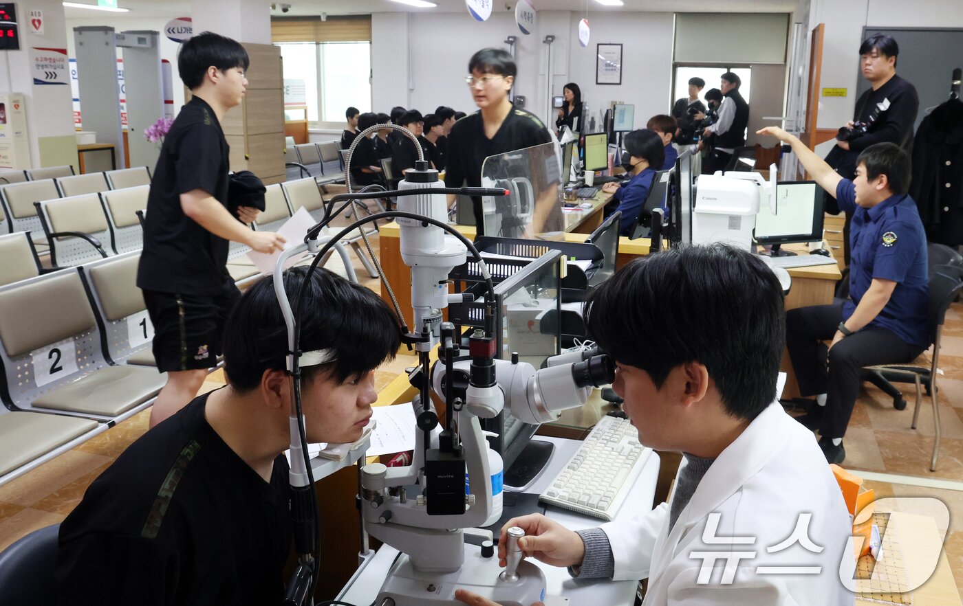 본문 이미지 - 15일 오전 서울 영등포구 서울지방병무청에서 열린 올해 첫 병역판정감사에서 병역의무자들이 검사를 받고 있다. 검사 대상은 올헤 19세가 되는 2007년생, 20세 검사 후 입영을 신청한 2006년생, 병역판정검사 연기자 등 약 25만명이다. 2026.1.15/뉴스1 ⓒ News1 김명섭 기자
