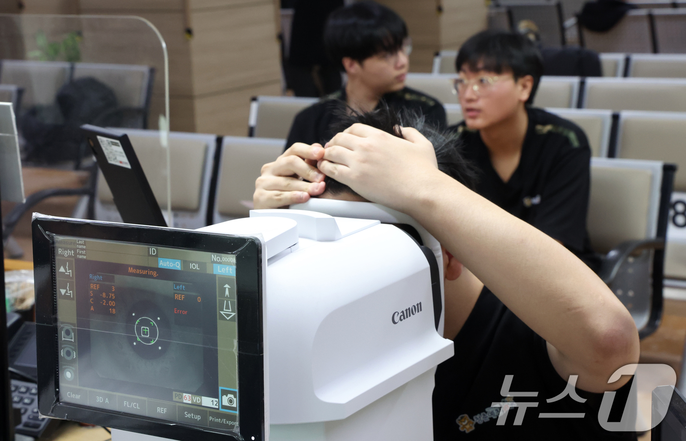 (서울=뉴스1) 김명섭 기자 = 15일 오전 서울 영등포구 서울지방병무청에서 열린 올해 첫 병역판정감사에서 병역의무자들이 검사를 받고 있다. 검사 대상은 올헤 19세가 되는 200 …