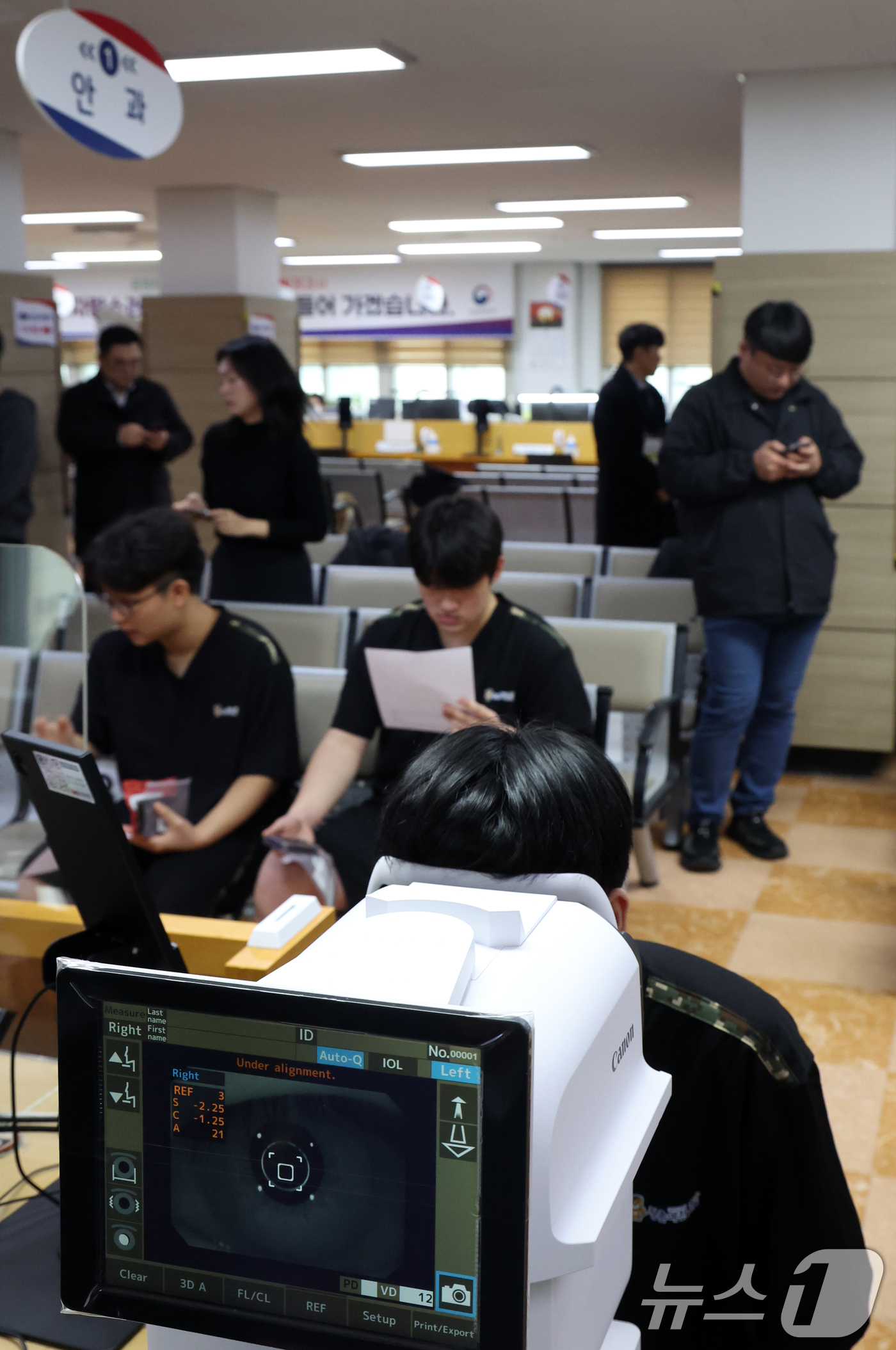 (서울=뉴스1) 김명섭 기자 = 15일 오전 서울 영등포구 서울지방병무청에서 열린 올해 첫 병역판정감사에서 병역의무자들이 검사를 받고 있다. 검사 대상은 올헤 19세가 되는 200 …