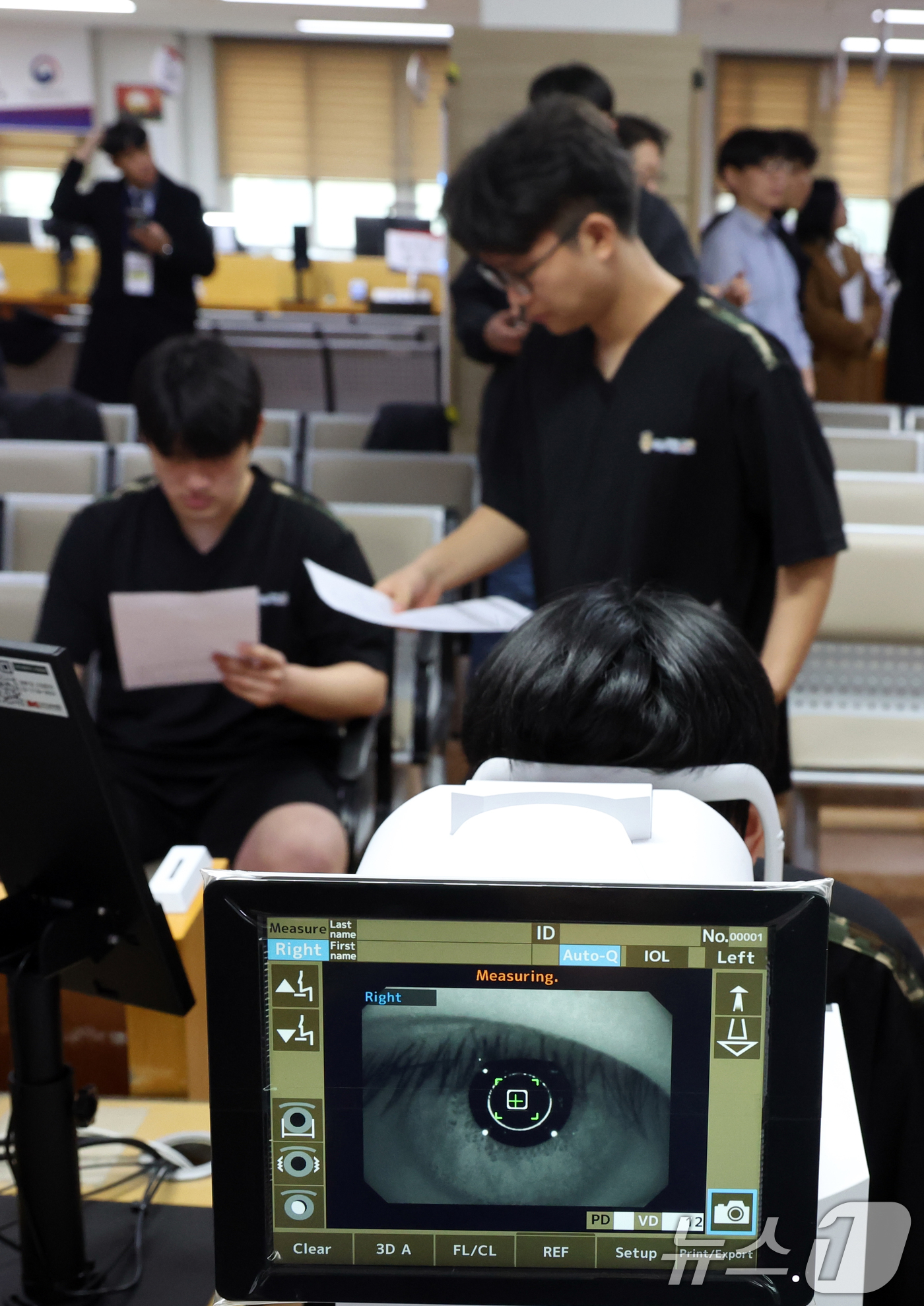 (서울=뉴스1) 김명섭 기자 = 15일 오전 서울 영등포구 서울지방병무청에서 열린 올해 첫 병역판정감사에서 병역의무자들이 검사를 받고 있다. 검사 대상은 올헤 19세가 되는 200 …