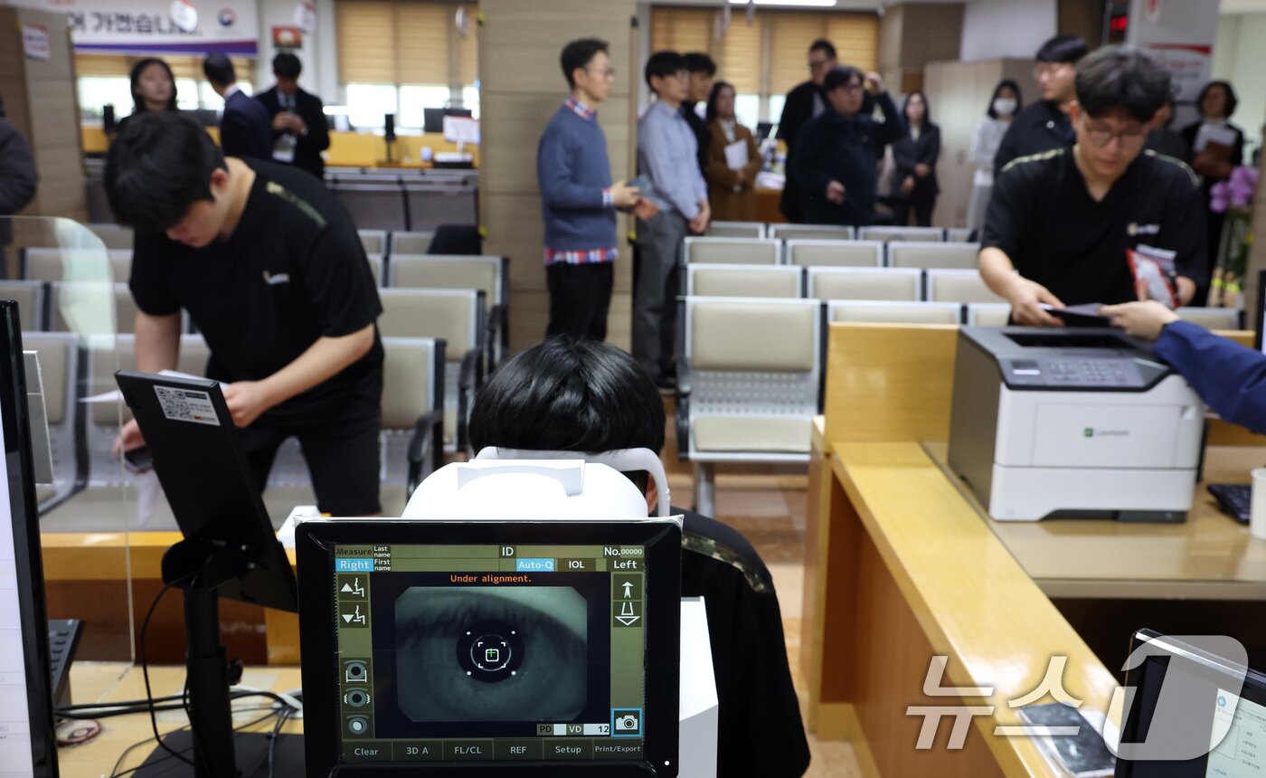 본문 이미지 - 15일 오전 서울 영등포구 서울지방병무청에서 열린 올해 첫 병역판정감사에서 병역의무자들이 검사를 받고 있다. 검사 대상은 올헤 19세가 되는 2007년생, 20세 검사 후 입영을 신청한 2006년생, 병역판정검사 연기자 등 약 25만명이다. 2026.1.15/뉴스1 ⓒ News1 김명섭 기자