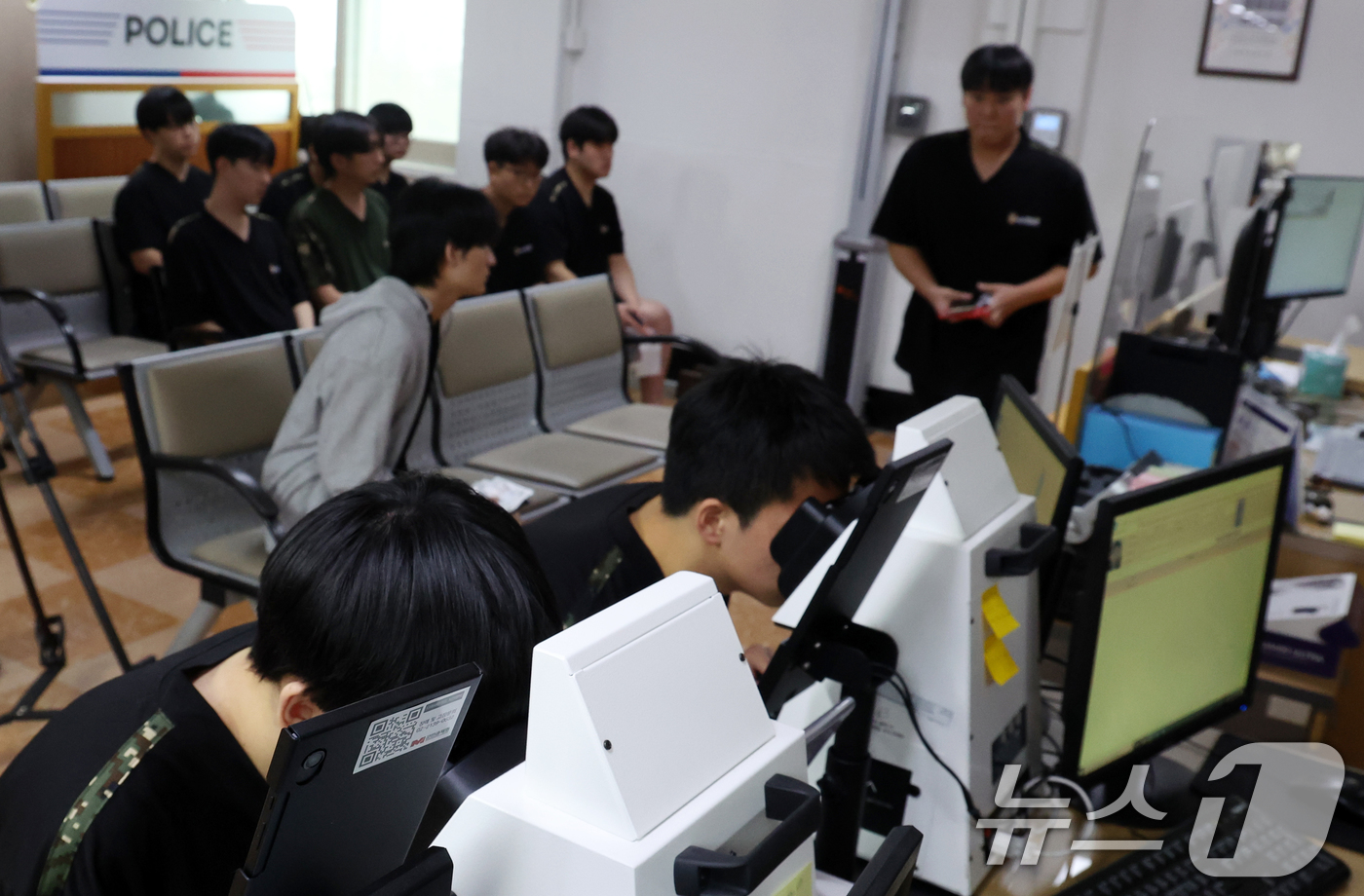 (서울=뉴스1) 김명섭 기자 = 15일 오전 서울 영등포구 서울지방병무청에서 열린 올해 첫 병역판정감사에서 병역의무자들이 검사를 받고 있다. 검사 대상은 올헤 19세가 되는 200 …