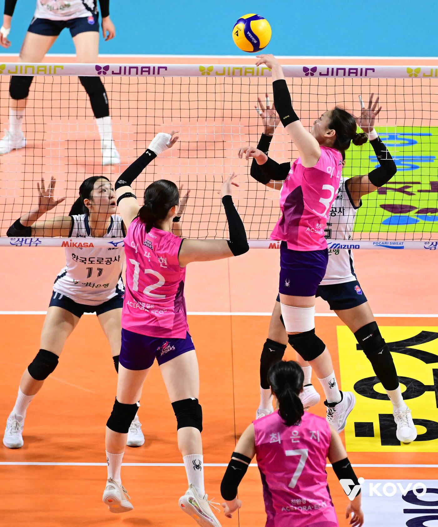 본문 이미지 - 이나연이 주전으로 도약한 이후 중앙 공격 비중이 높아진 흥국생명. (KOVO 제공)