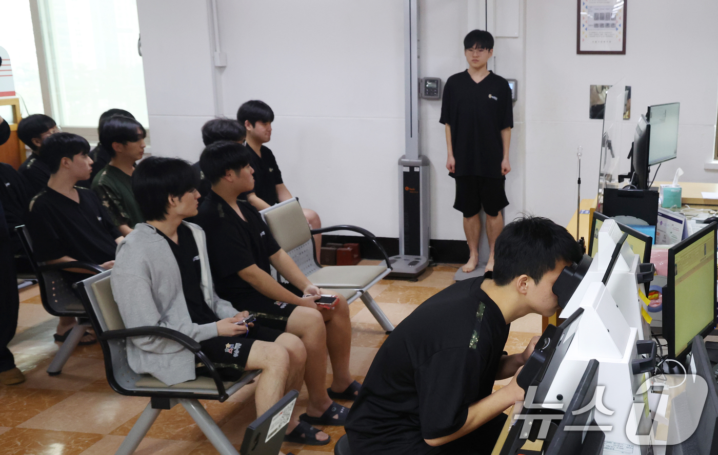 (서울=뉴스1) 김명섭 기자 = 15일 오전 서울 영등포구 서울지방병무청에서 열린 올해 첫 병역판정감사에서 병역의무자들이 검사를 받고 있다. 검사 대상은 올헤 19세가 되는 200 …