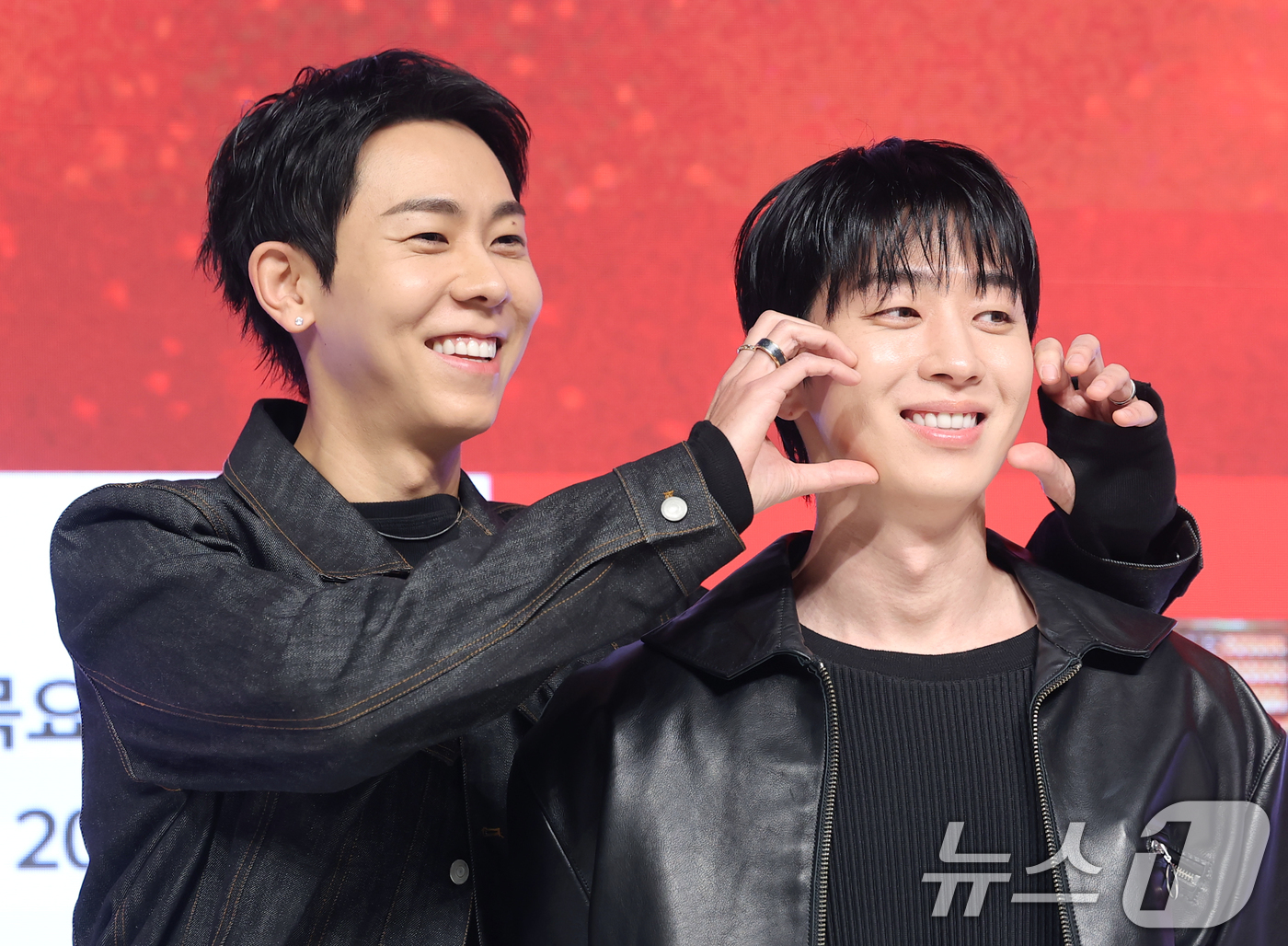 (서울=뉴스1) 권현진 기자 = 가수 겸 프로듀서 로꼬와 그레이(오른쪽)가 15일 오전 서울 강남구 엘리에나호텔에서 열린 Mnet ‘쇼미더머니12’ 제작발표회에 참석해 포즈를 취하 …