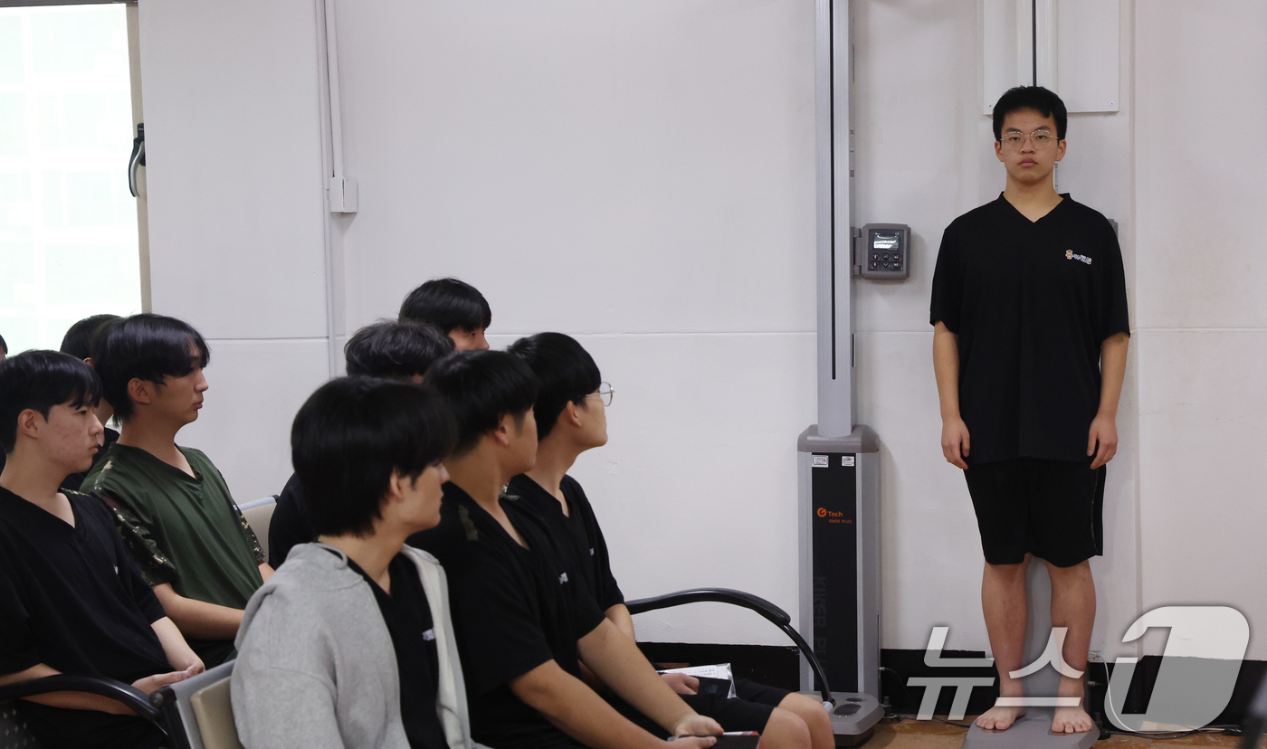 (서울=뉴스1) 김명섭 기자 = 15일 오전 서울 영등포구 서울지방병무청에서 열린 올해 첫 병역판정감사에서 병역의무자들이 검사를 받고 있다. 검사 대상은 올헤 19세가 되는 200 …