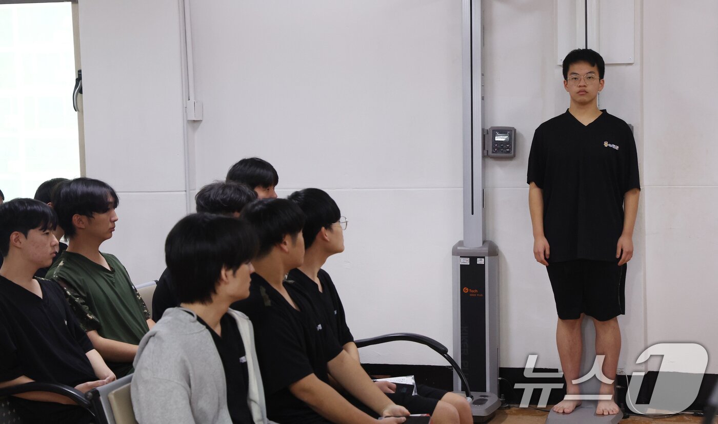 본문 이미지 - 15일 오전 서울 영등포구 서울지방병무청에서 열린 올해 첫 병역판정감사에서 병역의무자들이 검사를 받고 있다. 검사 대상은 올헤 19세가 되는 2007년생, 20세 검사 후 입영을 신청한 2006년생, 병역판정검사 연기자 등 약 25만명이다. 2026.1.15/뉴스1 ⓒ News1 김명섭 기자