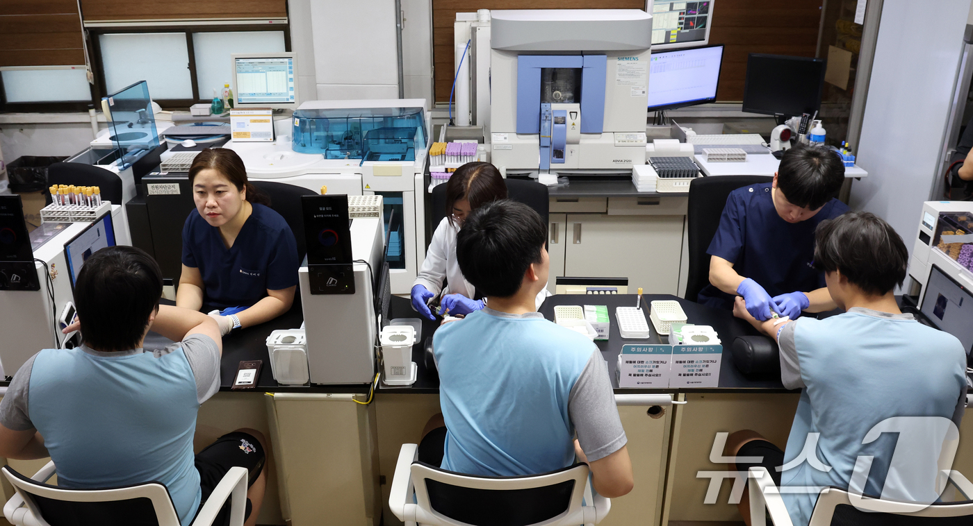 (서울=뉴스1) 김명섭 기자 = 15일 오전 서울 영등포구 서울지방병무청에서 열린 올해 첫 병역판정감사에서 병역의무자들이 검사를 받고 있다. 검사 대상은 올헤 19세가 되는 200 …