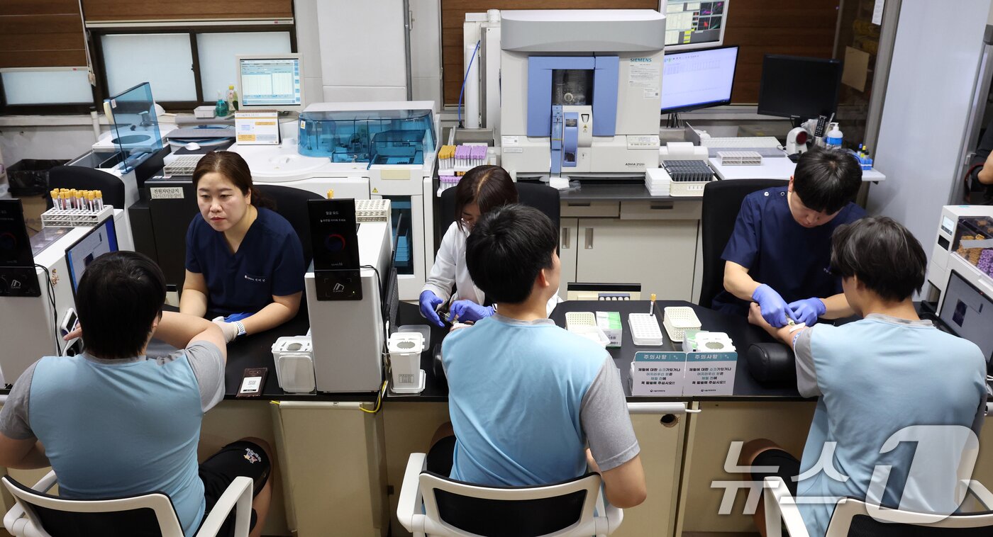 본문 이미지 - 15일 오전 서울 영등포구 서울지방병무청에서 열린 올해 첫 병역판정감사에서 병역의무자들이 검사를 받고 있다. 검사 대상은 올헤 19세가 되는 2007년생, 20세 검사 후 입영을 신청한 2006년생, 병역판정검사 연기자 등 약 25만명이다. 2026.1.15/뉴스1 ⓒ News1 김명섭 기자