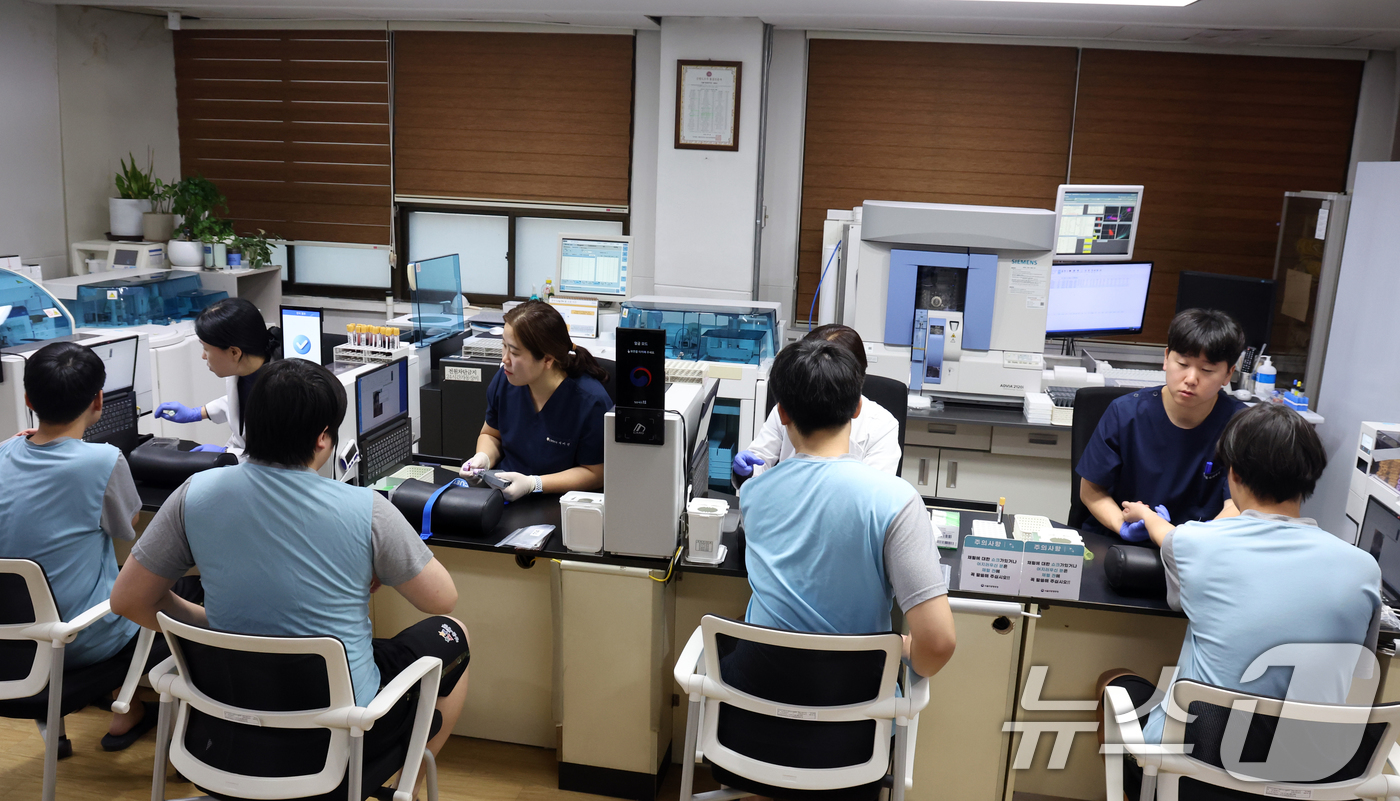 (서울=뉴스1) 김명섭 기자 = 15일 오전 서울 영등포구 서울지방병무청에서 열린 올해 첫 병역판정감사에서 병역의무자들이 검사를 받고 있다. 검사 대상은 올헤 19세가 되는 200 …