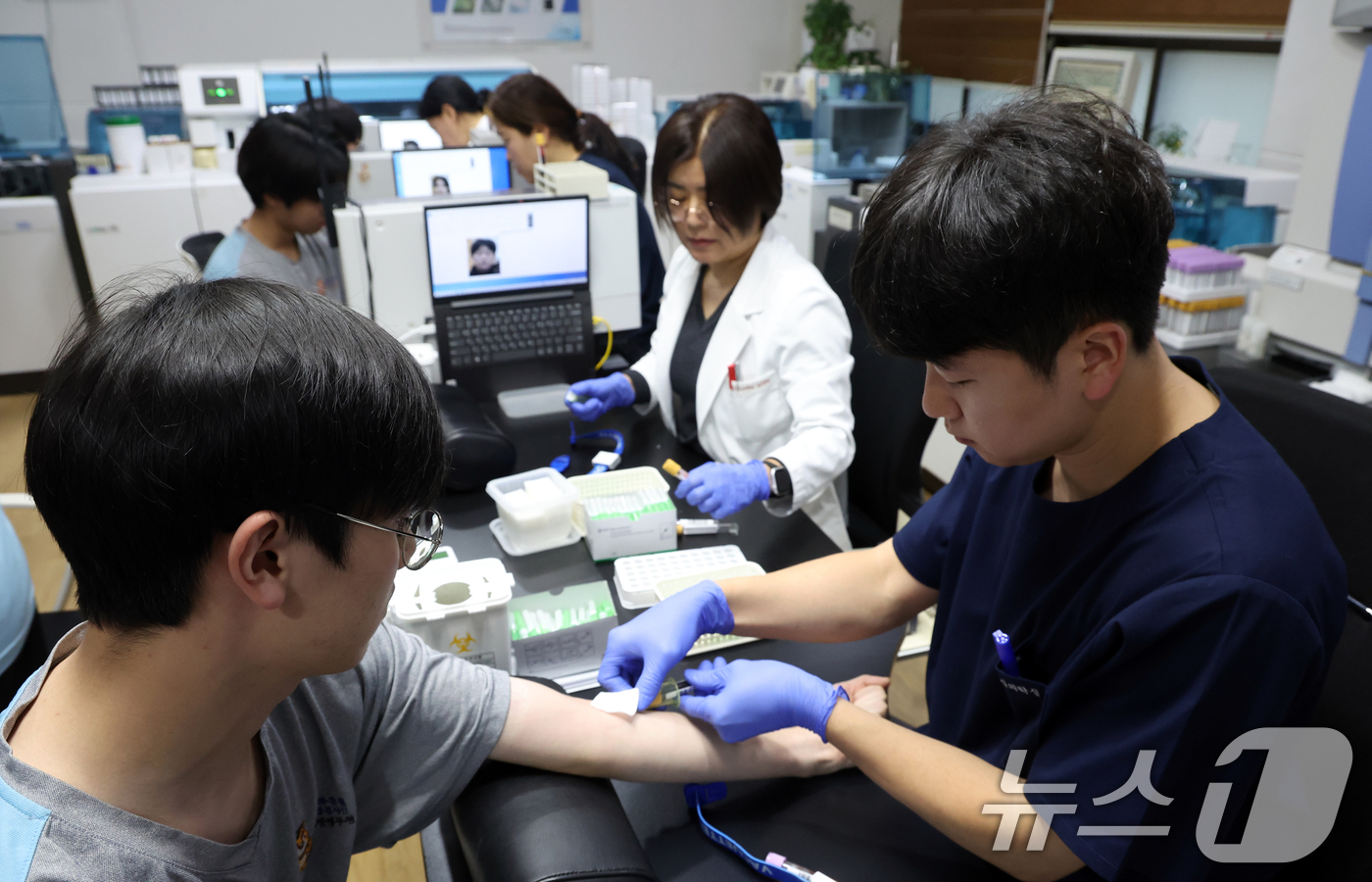 (서울=뉴스1) 김명섭 기자 = 15일 오전 서울 영등포구 서울지방병무청에서 열린 올해 첫 병역판정감사에서 병역의무자들이 검사를 받고 있다. 검사 대상은 올헤 19세가 되는 200 …