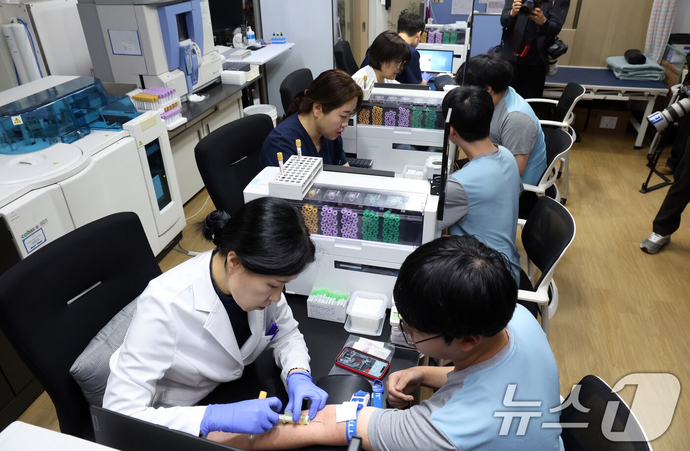 본문 이미지 - 15일 오전 서울 영등포구 서울지방병무청에서 열린 올해 첫 병역판정감사에서 병역의무자들이 검사를 받고 있다. 검사 대상은 올헤 19세가 되는 2007년생, 20세 검사 후 입영을 신청한 2006년생, 병역판정검사 연기자 등 약 25만명이다. 2026.1.15/뉴스1 ⓒ News1 김명섭 기자