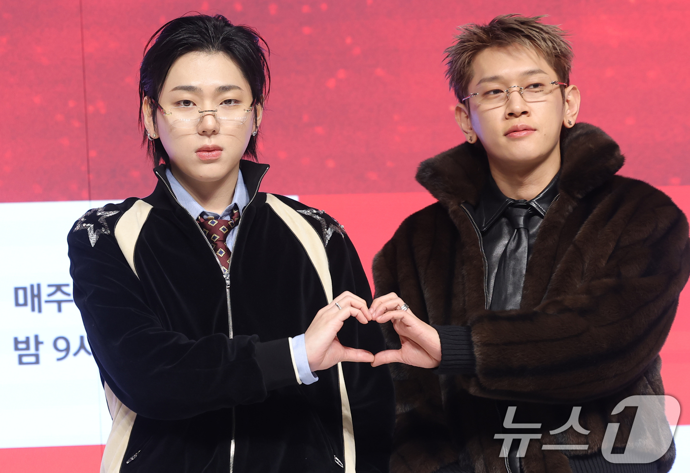 (서울=뉴스1) 권현진 기자 = 가수 겸 프로듀서 지코와 크러쉬(오른쪽)가 15일 오전 서울 강남구 엘리에나호텔에서 열린 Mnet ‘쇼미더머니12’ 제작발표회에 참석해 포즈를 취하 …